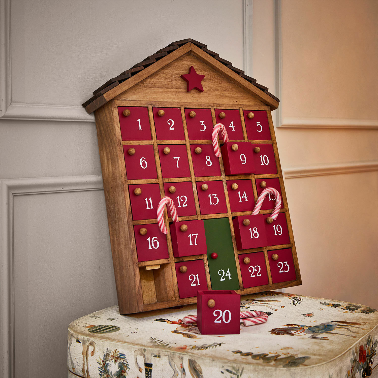 Calendario de Adviento Zanari Calendario de adviento de madera en forma de casa con puertas rojas y número verde 24, decoración navideña
