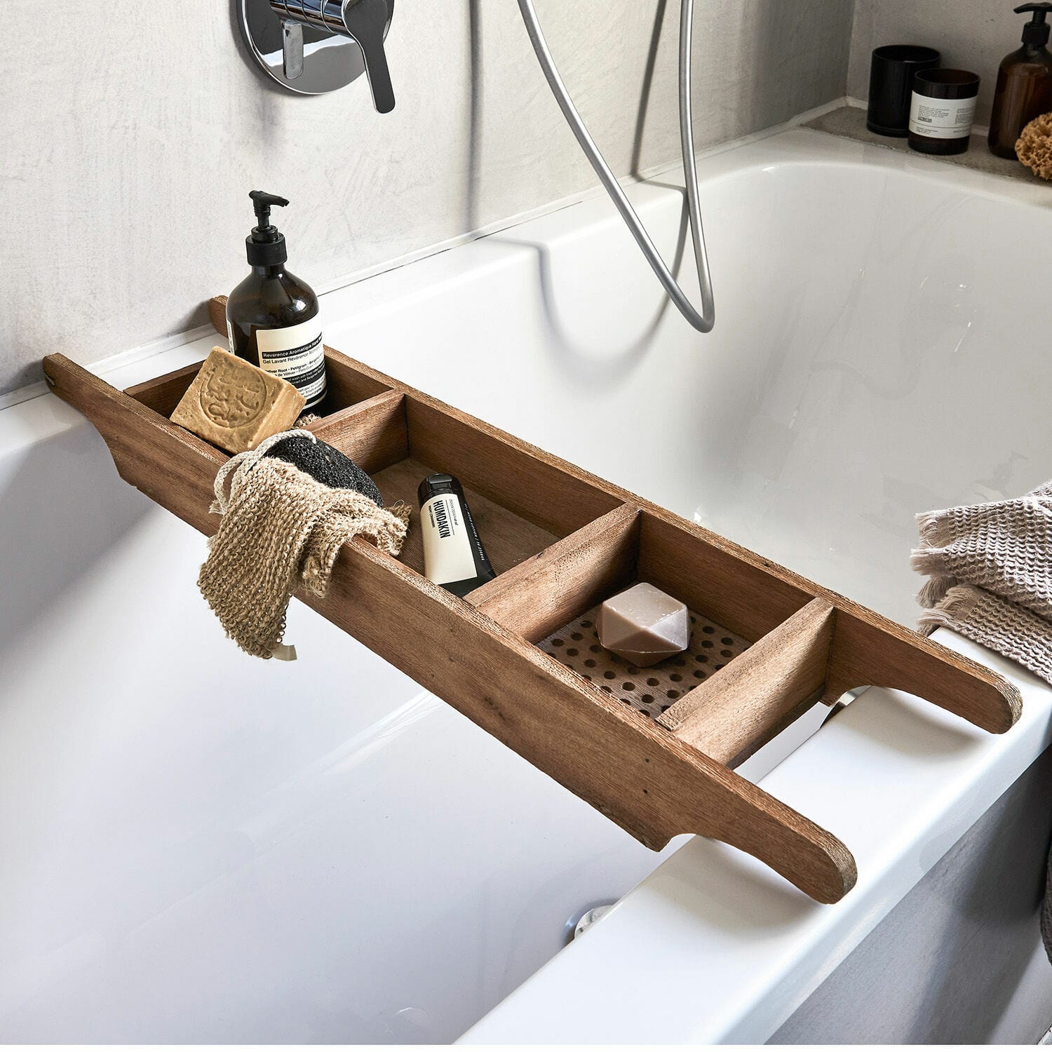Estante de bañera de madera natural con jabón, esponja y productos de baño para organización