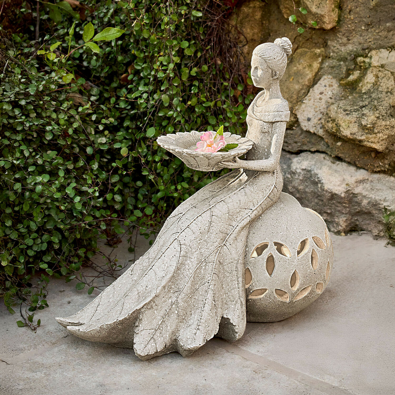 Figura decorativa solar Lendoria Figura de jardín de piedra gris con mujer sosteniendo un cuenco con flores, decoración para terraza