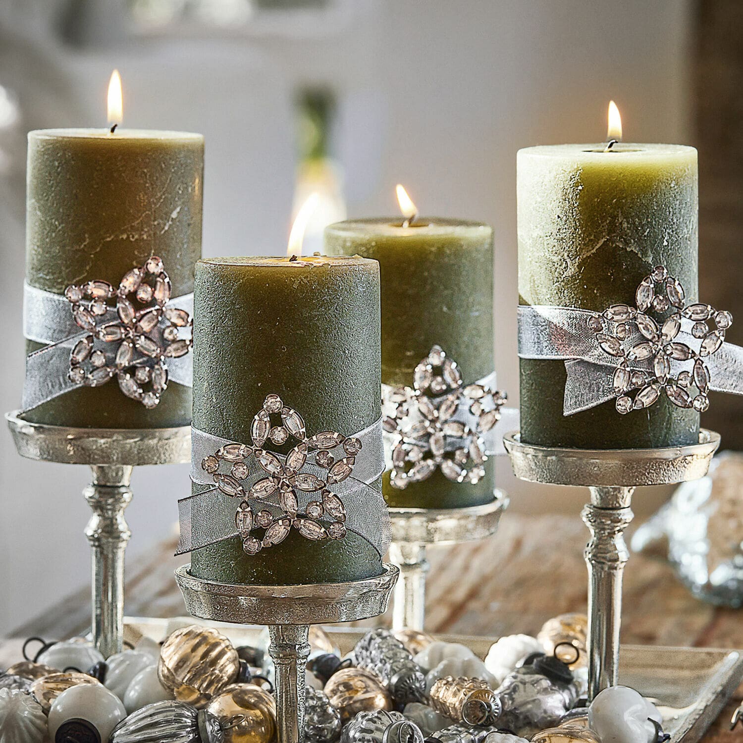 Set de 4 pines decorativos Custer Velas decorativas verdes con estrellas de cristal en candelabros plateados, decoración festiva elegante