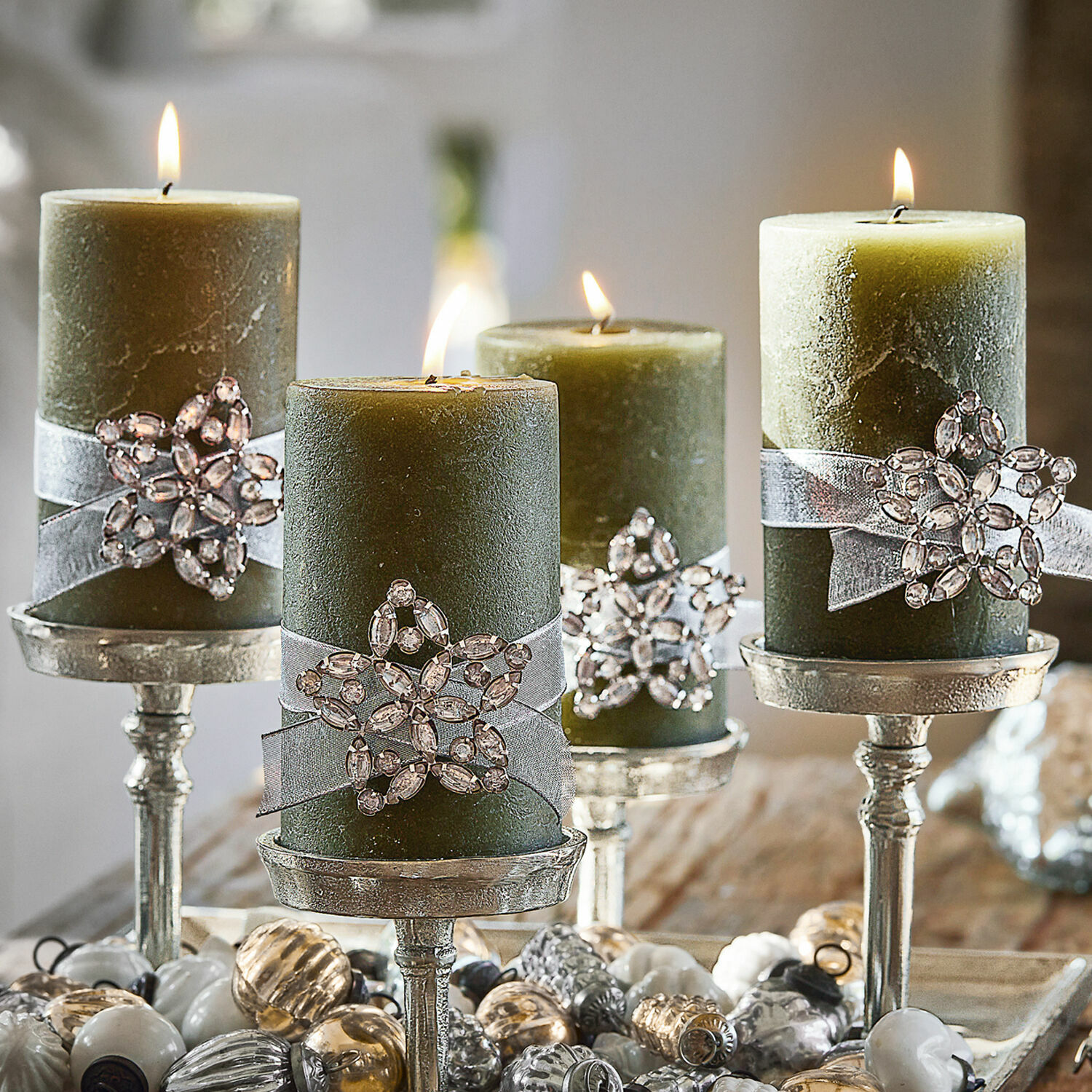 Set de 4 pines decorativos Custer Velas decorativas verdes con estrellas de cristal en candelabros plateados, decoración festiva elegante