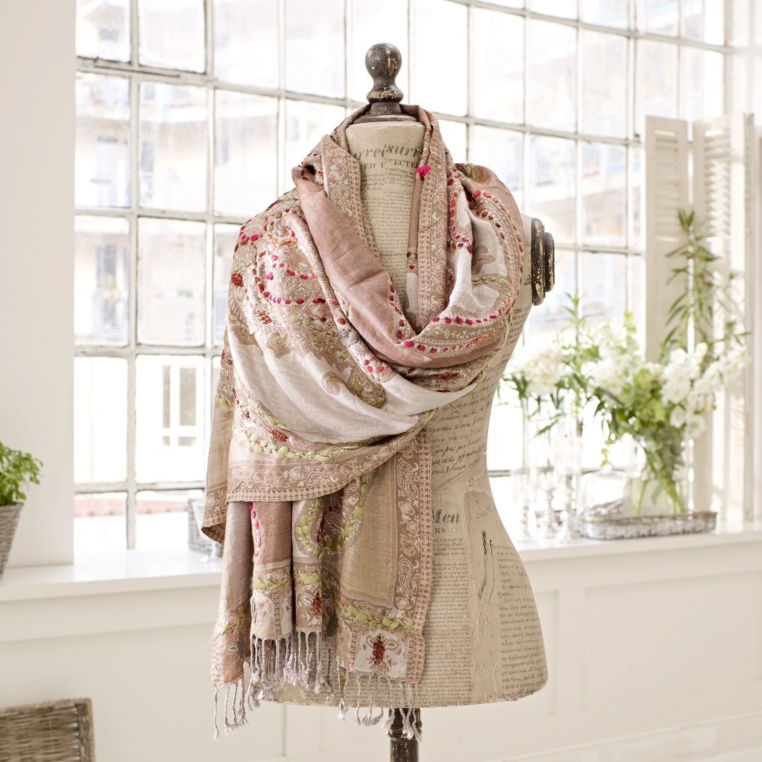 Chal Linou Pañuelo delicado bordado en tonos pastel rosa y beige, material suave, accesorio decorativo elegante