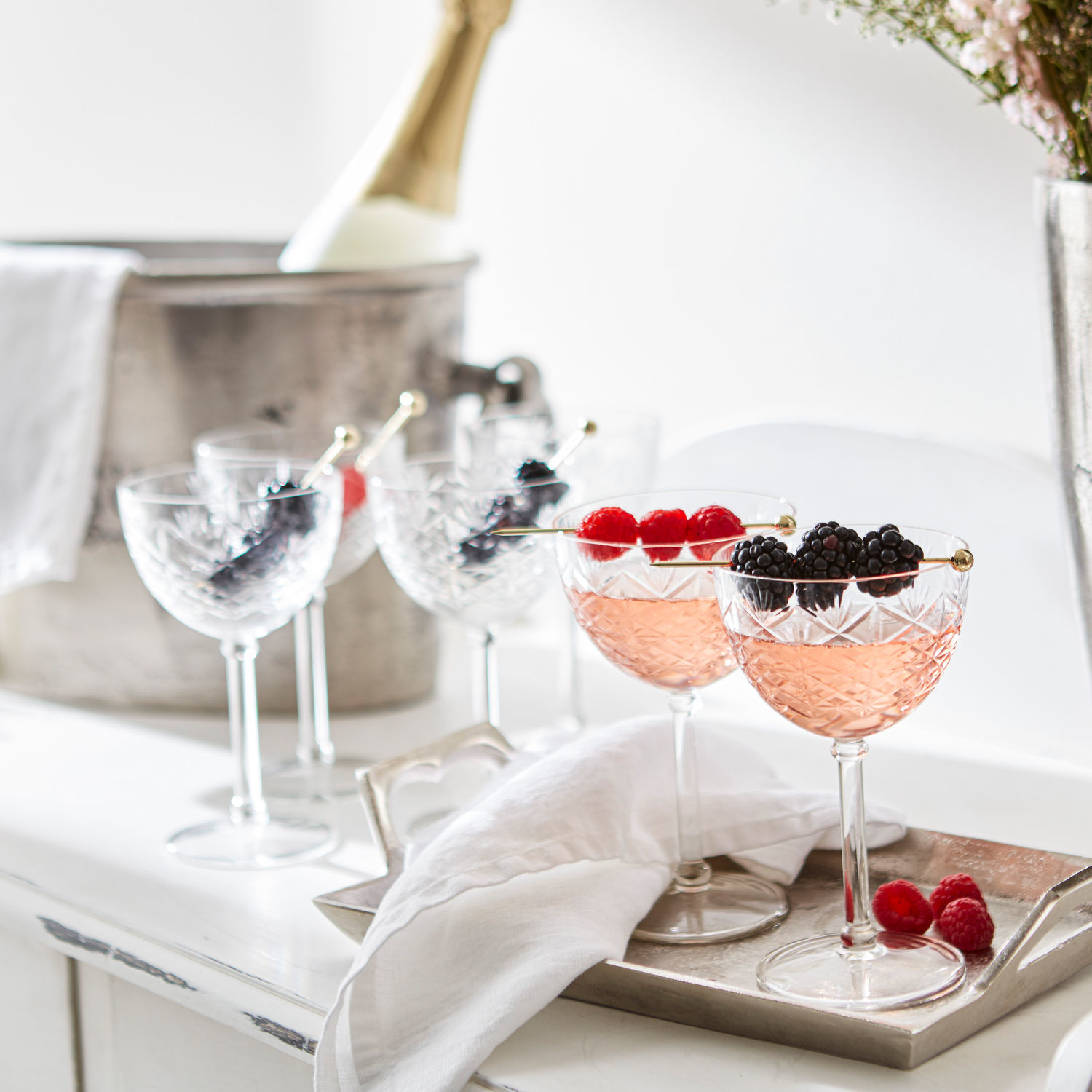 Set de 6 copas Olite Copas de cóctel de cristal con frambuesas y moras decoradas sobre bandeja metálica