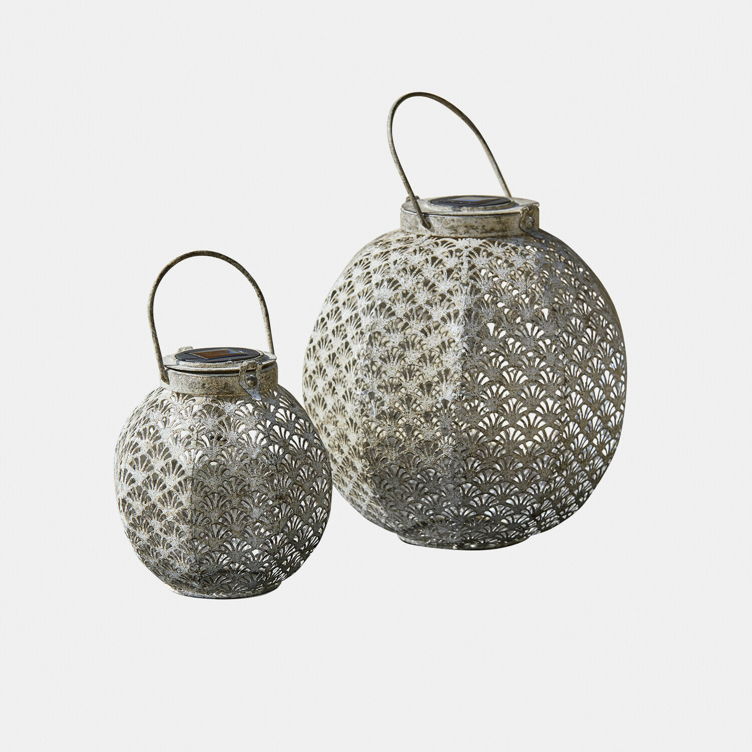Set de 2 farolillos solares Omirah Dos faroles de metal calado en gris con asas, iluminación decorativa para jardín o terraza