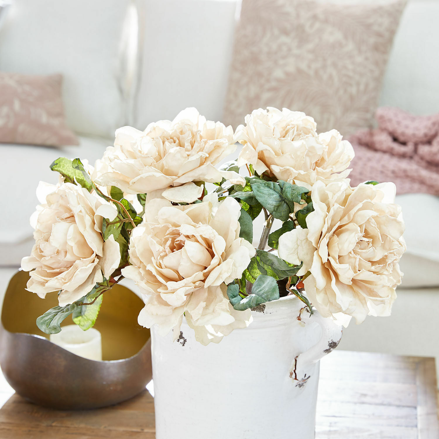 Set de 6 flores decorativas Mervix Ramo de rosas artificiales crema en jarrón cerámico blanco sobre mesa de madera en sala