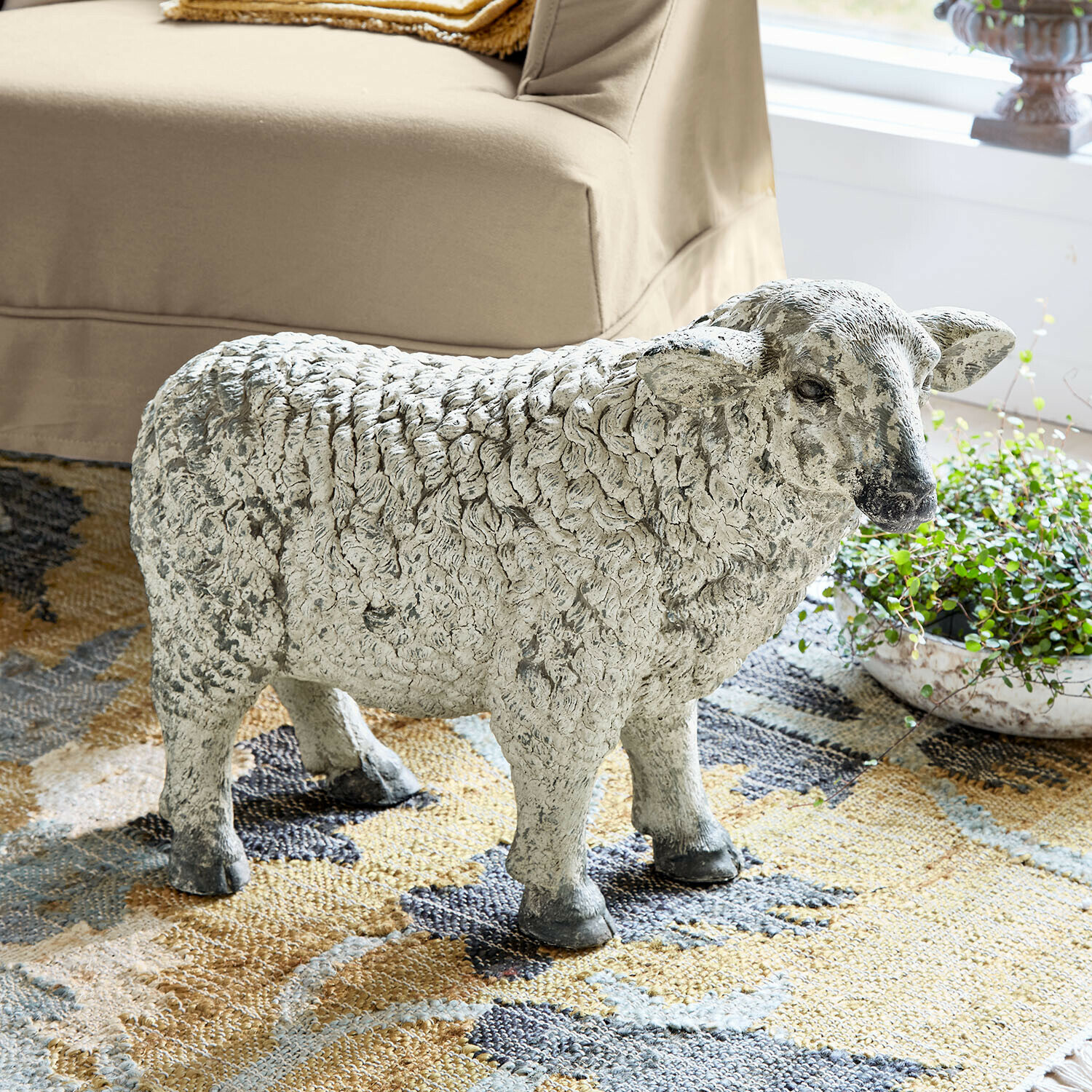 Oveja decorativa Séverac Figura de oveja de piedra gris sobre alfombra, decoración natural para interiores