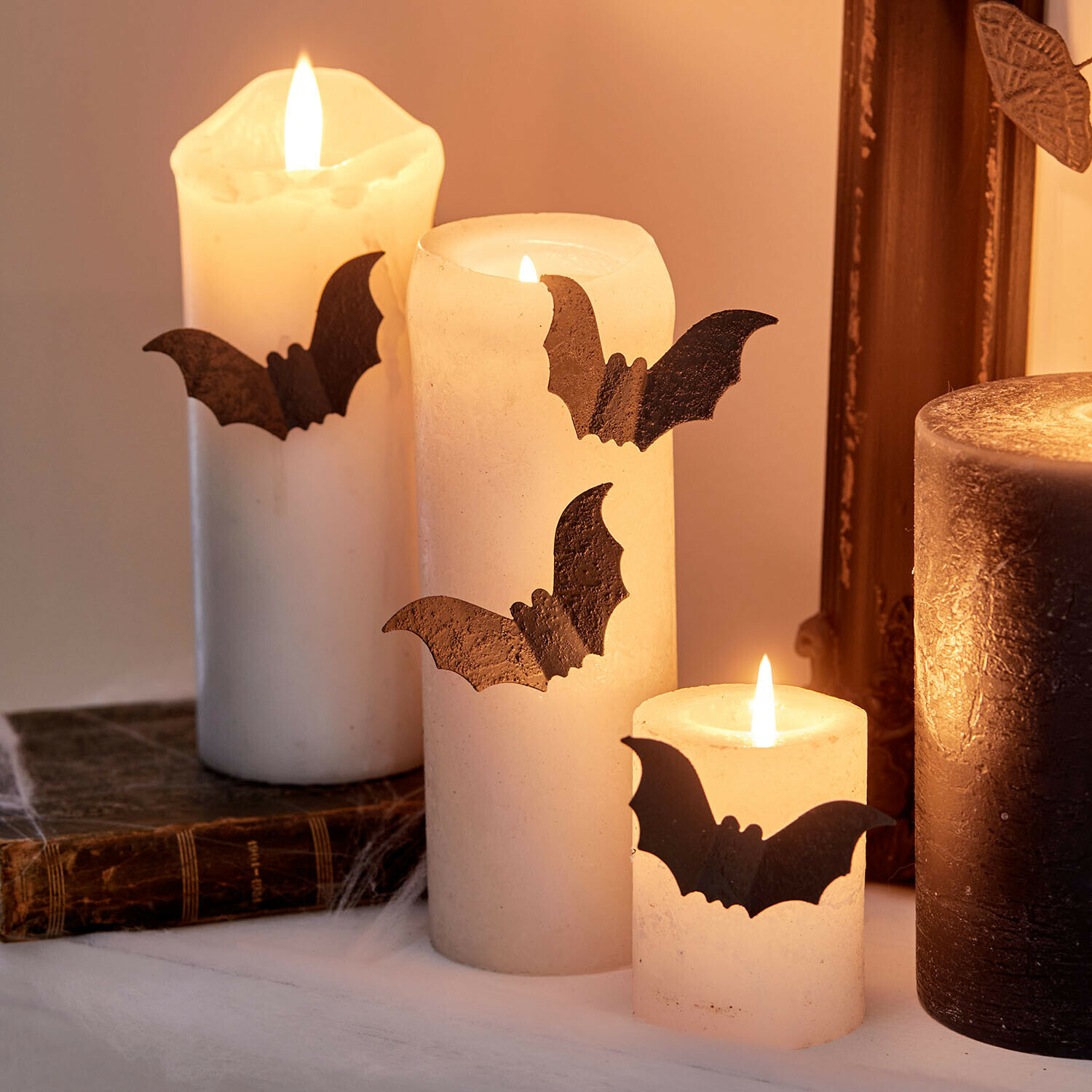 Set de 4 pines decorativos Brynnach Velas blancas con decoraciones negras de murciélagos para decoración de Halloween
