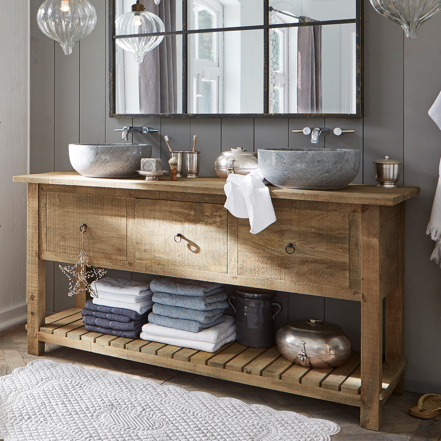 Mueble de lavabo doble Ravel Mueble de baño de madera con dos lavabos de piedra gris y toallas grises dobladas en la repisa inferior
