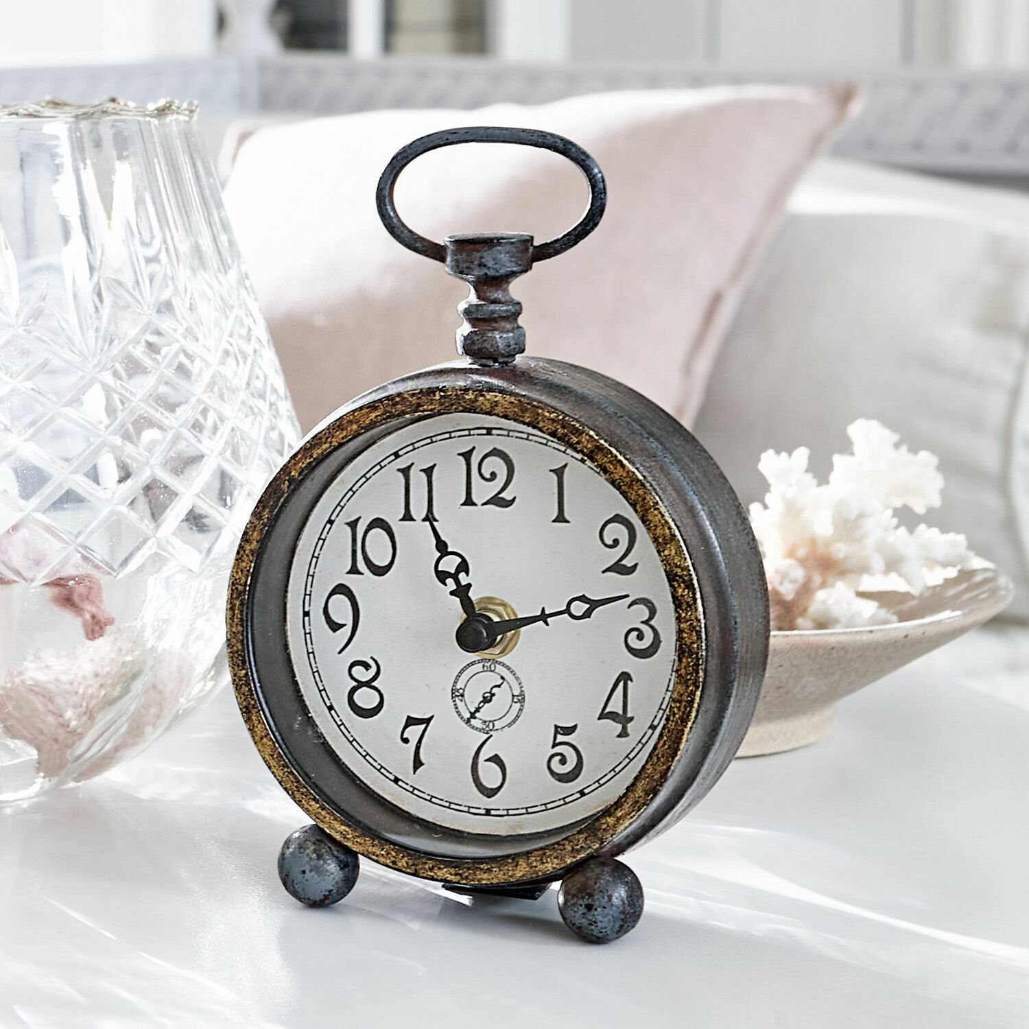 Reloj Borvin Reloj de mesa metálico vintage con esfera blanca y números negros sobre fondo claro