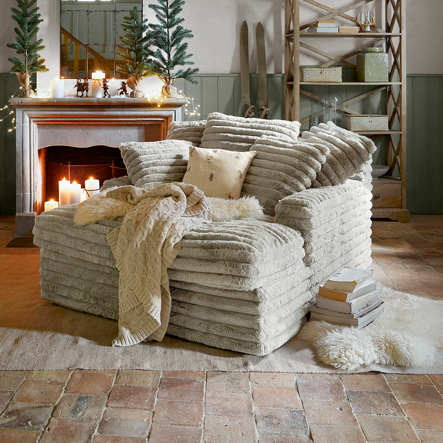 Chaise longue Woodminster Sillón acogedor de tela beige suave en salón rústico con chimenea y decoración navideña