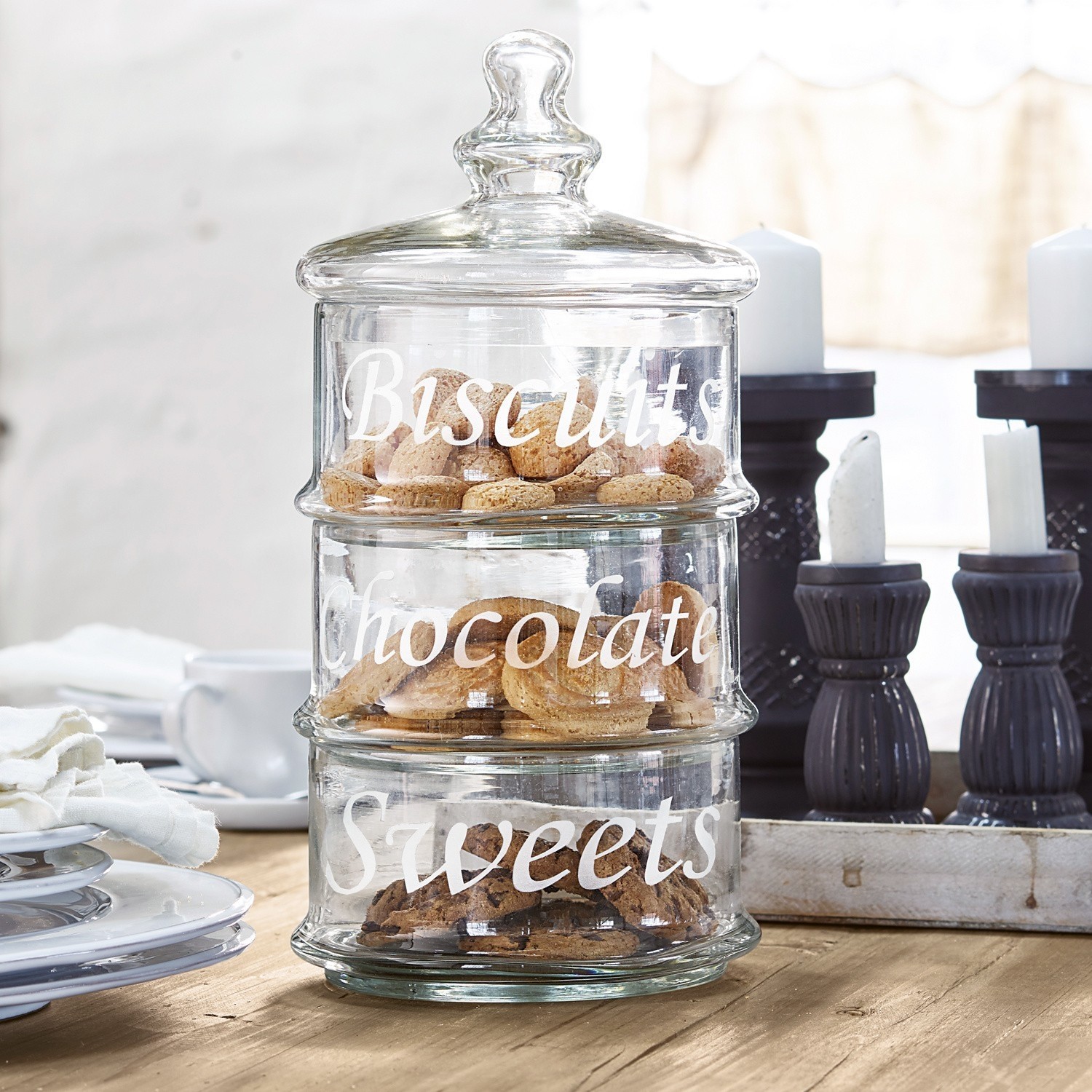 Tarro de cristal Aletta Recipiente de vidrio con tres compartimentos para galletas, chocolate y dulces sobre mesa de madera