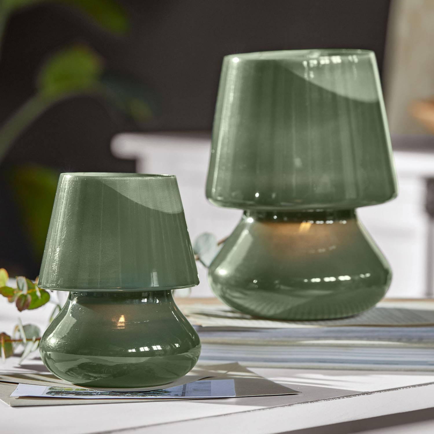 Lámparas de mesa de cerámica verde con diseño moderno sobre fondo claro para decoración interior