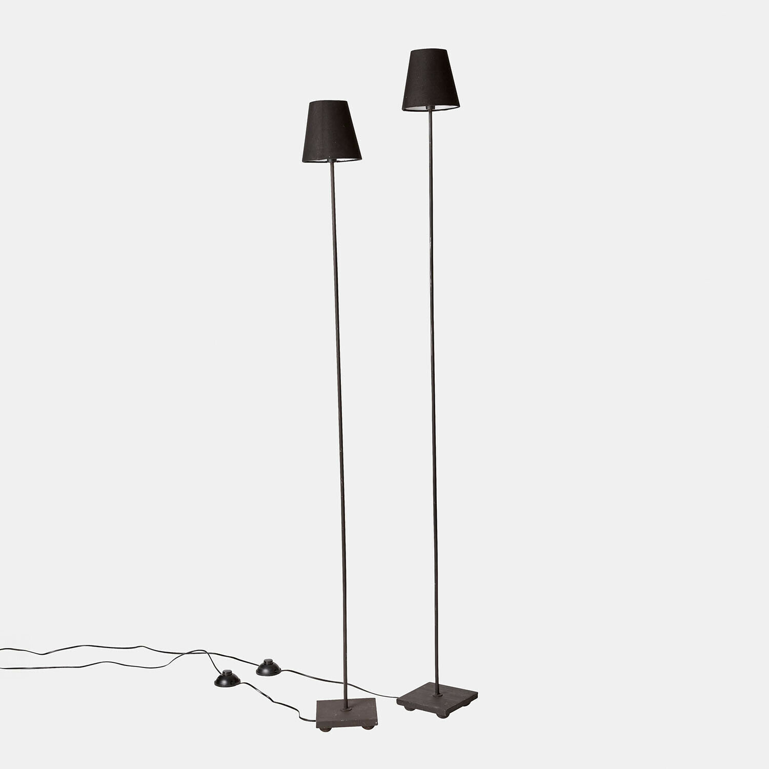negro Conjunto de dos lámparas de pie negras Tacoma con base y pantalla de metal, iluminación moderna para salón
