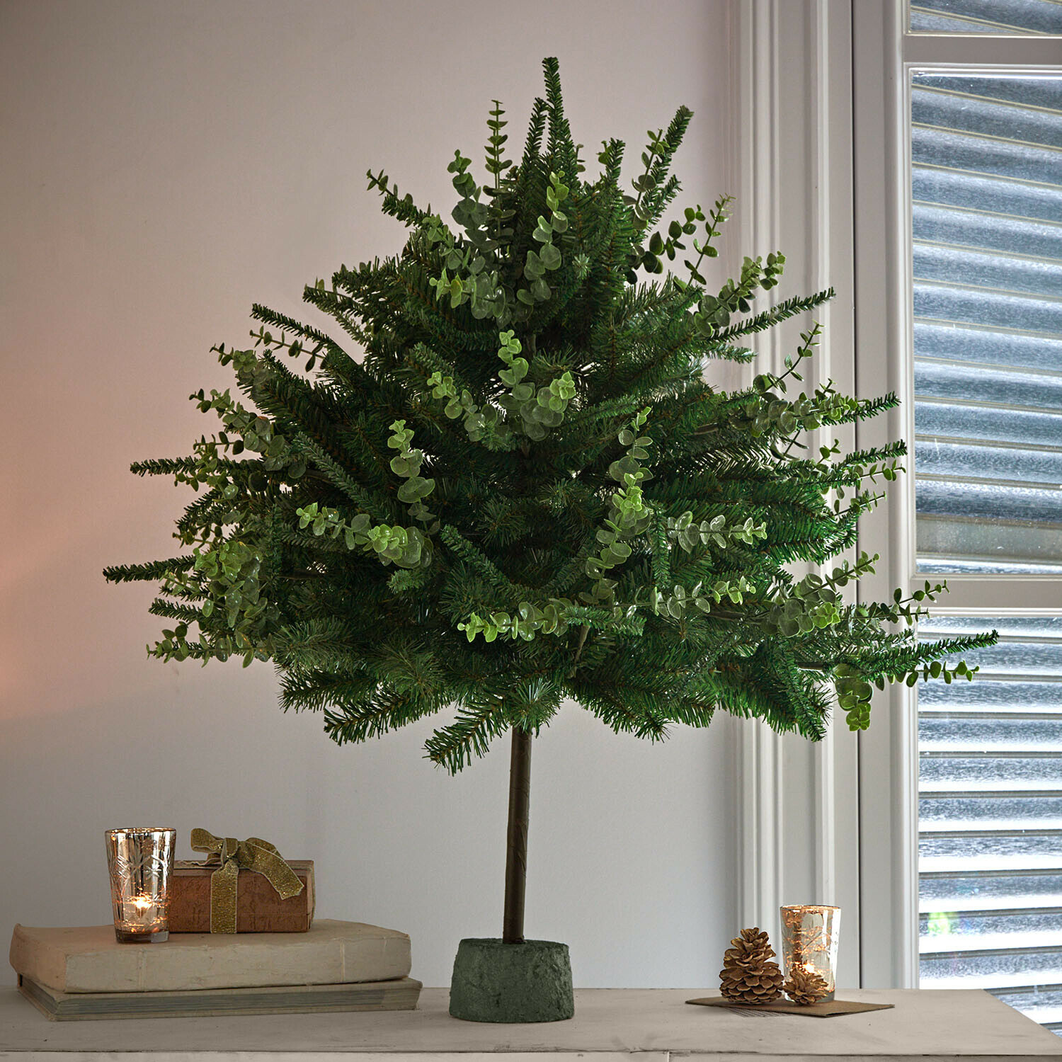 Árbol decorativo Talvora Árbol decorativo artificial con agujas verdes y hojas de eucalipto sobre base de espuma