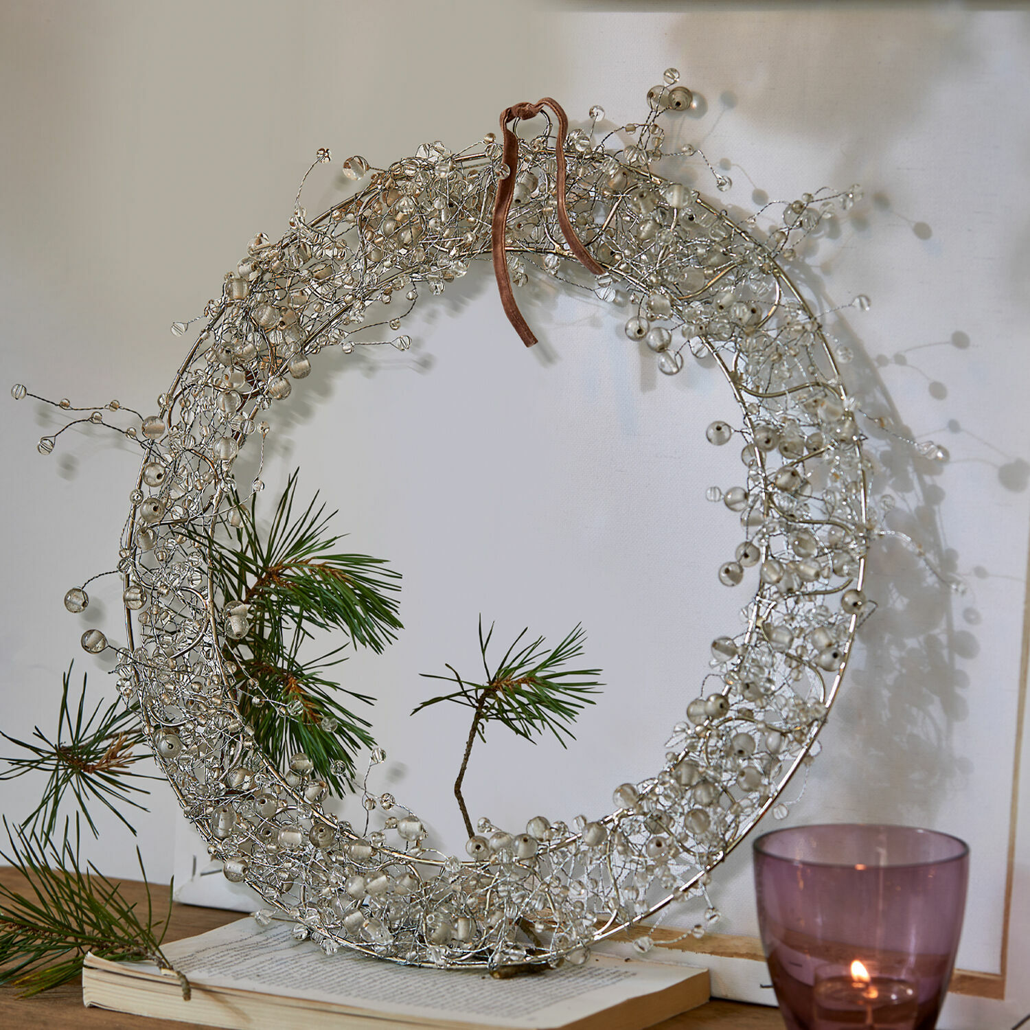 Corona Ebyin Corona decorativa de alambre con cuentas transparentes y cinta marrón, adorno festivo para pared