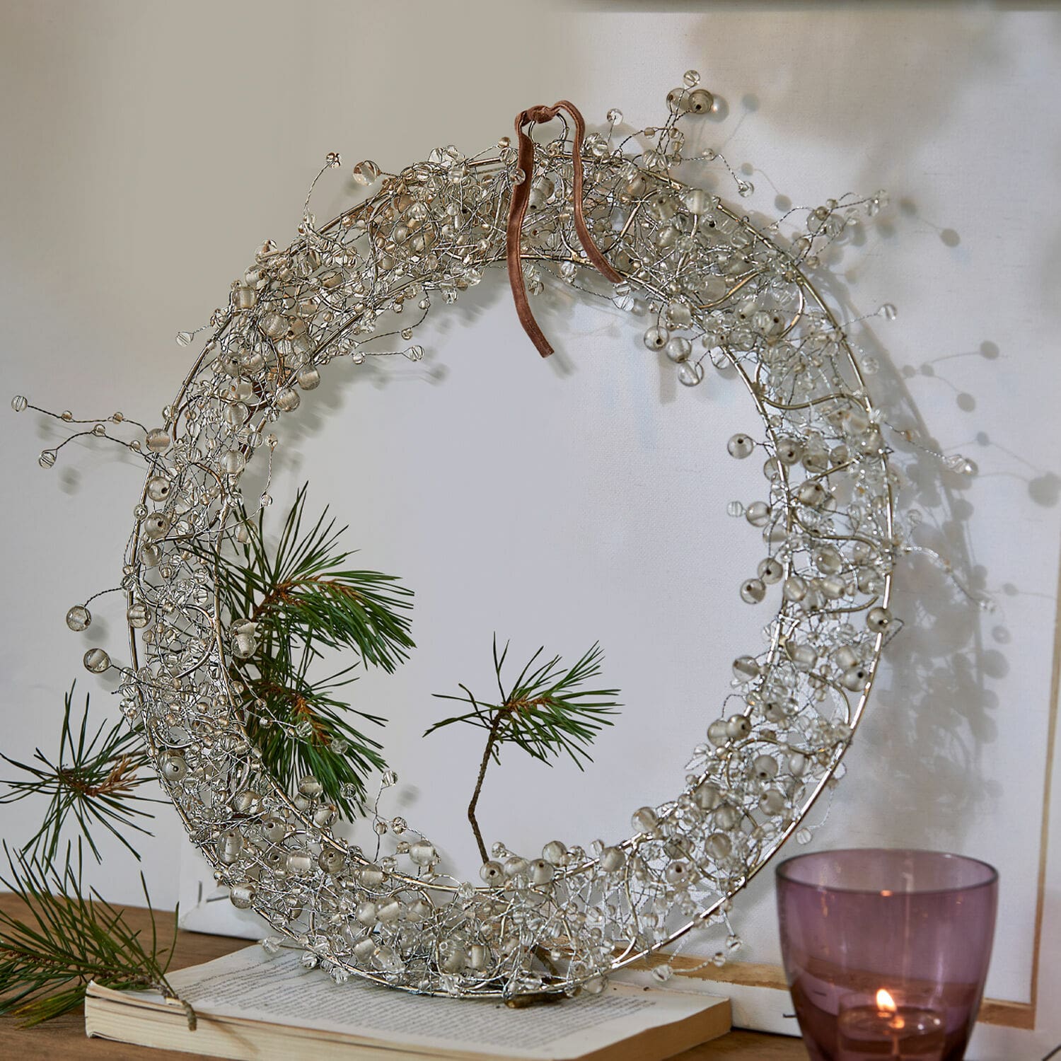 Corona Ebyin Corona decorativa de alambre con cuentas transparentes y cinta marrón, adorno festivo para pared