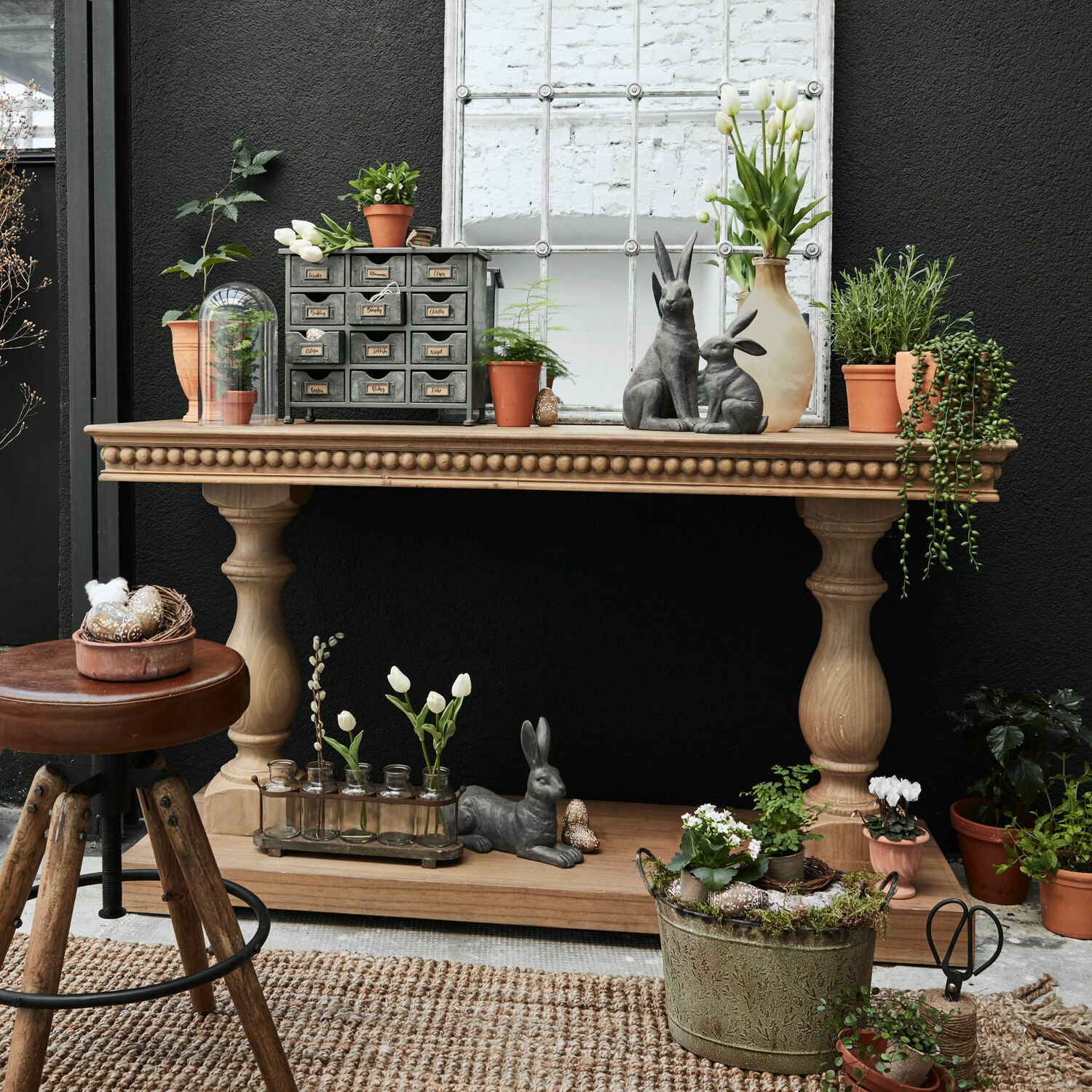 Consola Angol Mesa de madera con decoraciones rústicas, figuras de conejos de metal y macetas con plantas