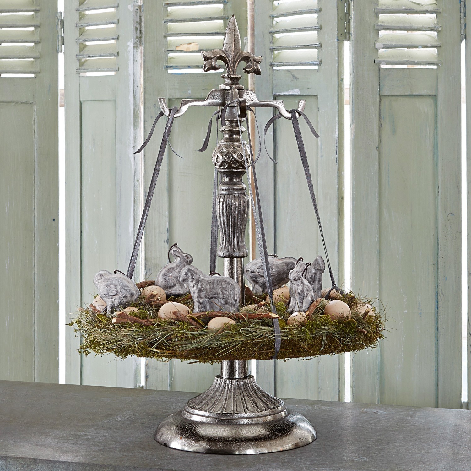 Soporte para coronas Edmond Decoración de mesa metálica con guirnalda verde colgante, huevos y figuras de animales para Pascua