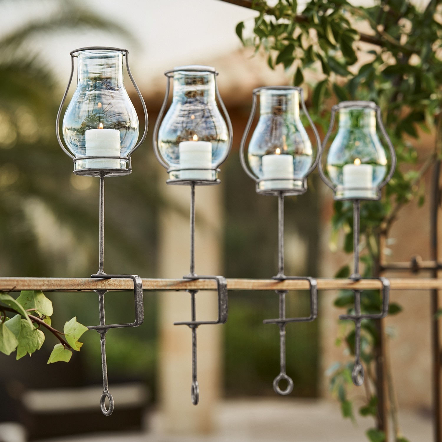 Set de 4 farolillos Calindra Conjunto de cuatro faroles de vidrio con soportes metálicos para fijar en barandilla, decoración de jardín