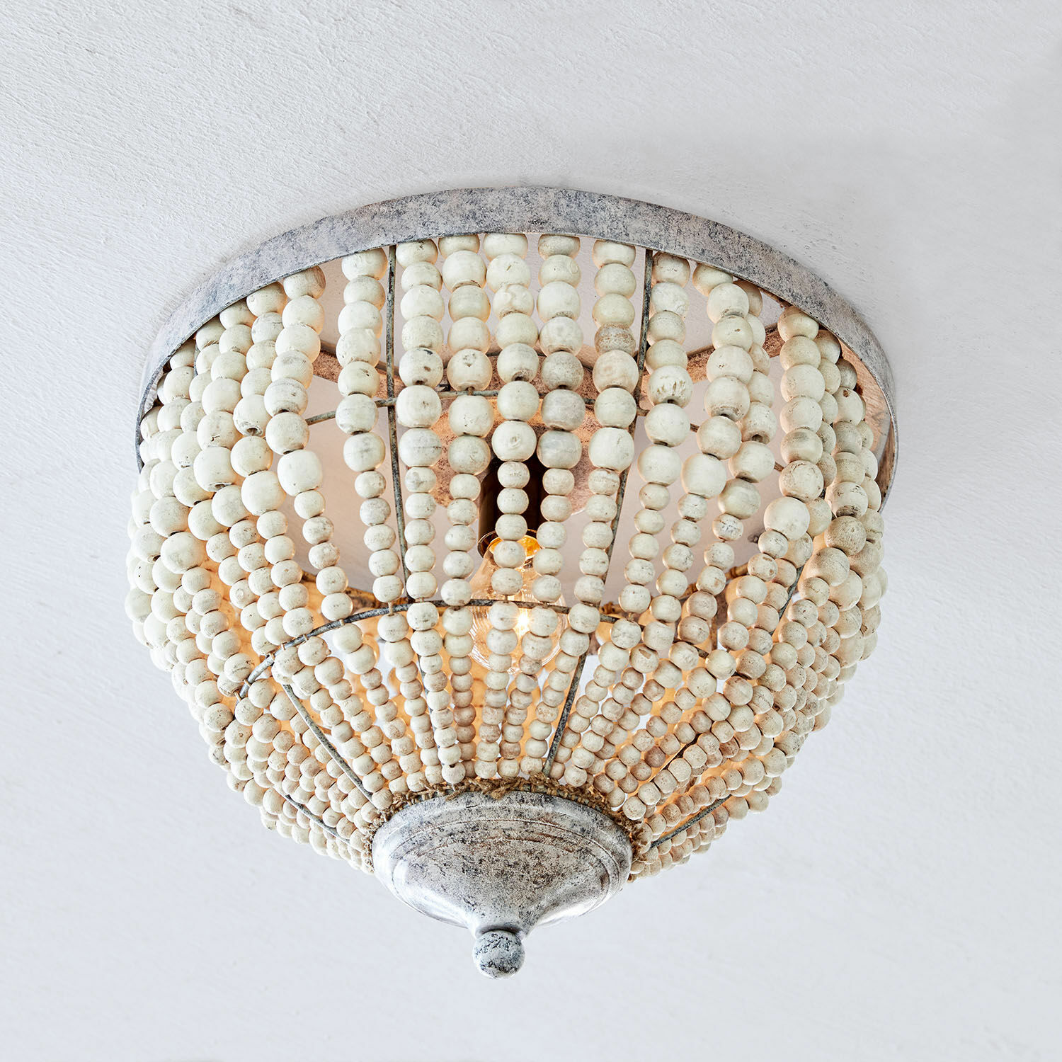 Lámpara de techo Antereen Lámpara de techo con cuentas de madera blancas y metal estilo vintage para decoración interior