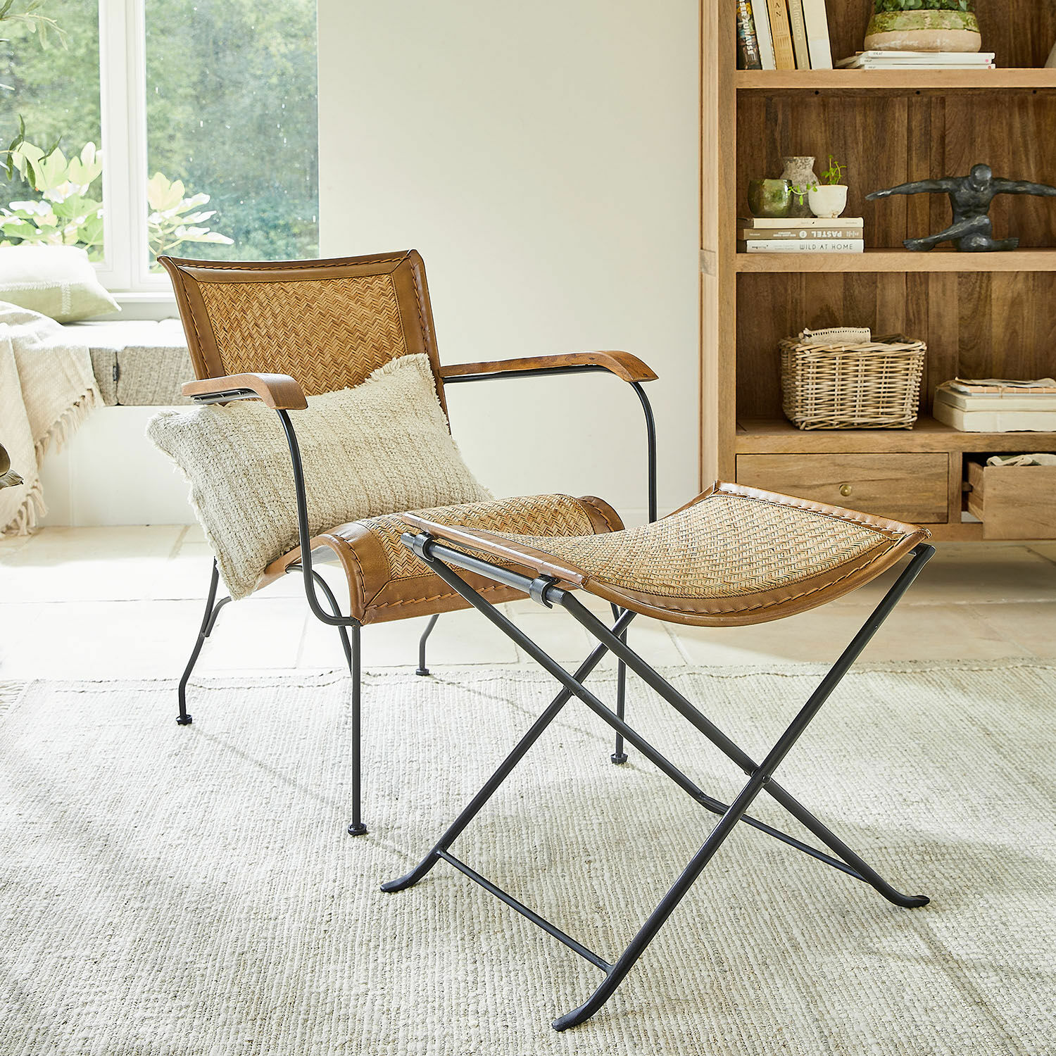 Silla con taburete Dauvron Silla y reposapiés de ratán y metal en color natural para salón rústico