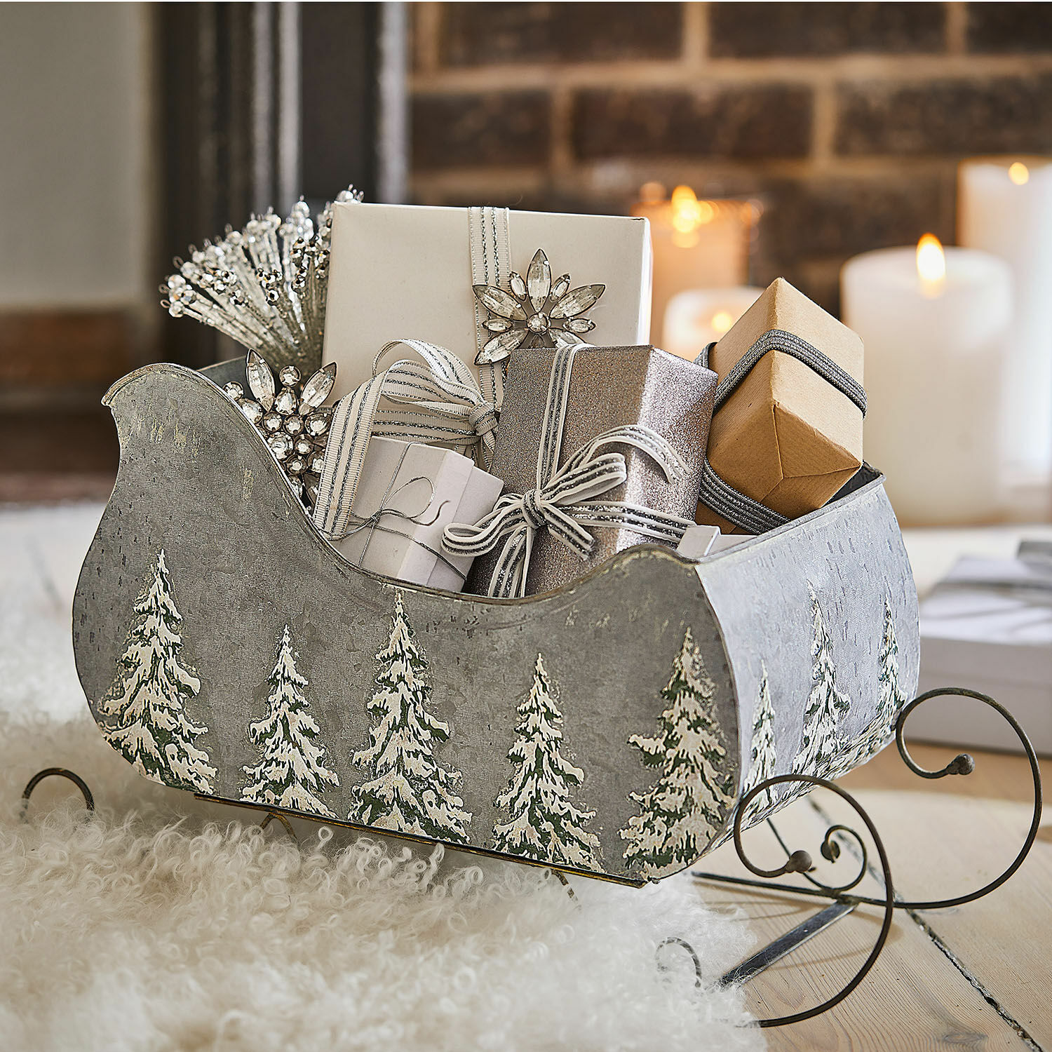 Trineo decorativo Pavie Trineo metálico gris con diseño de pinos, lleno de regalos y decoraciones navideñas