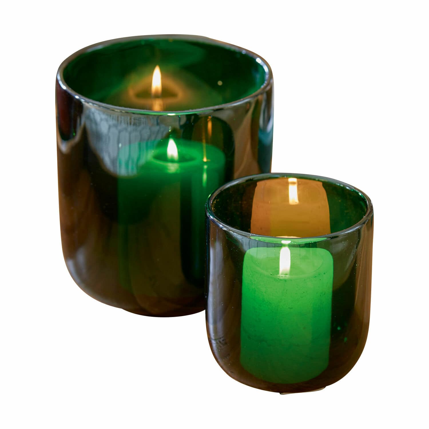 Set de 2 farolillos Theodor Conjunto de dos portavelas de vidrio verde con velas encendidas para decoración interior