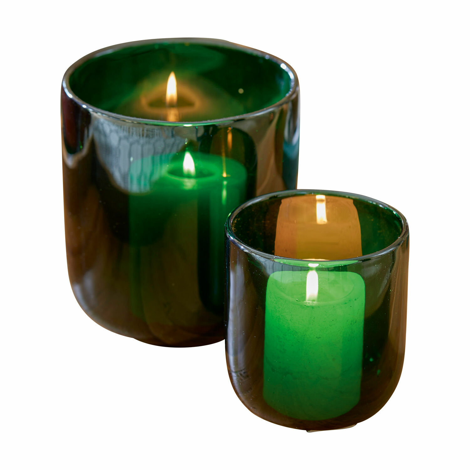 Set de 2 farolillos Theodor Conjunto de dos portavelas de vidrio verde con velas encendidas para decoración interior