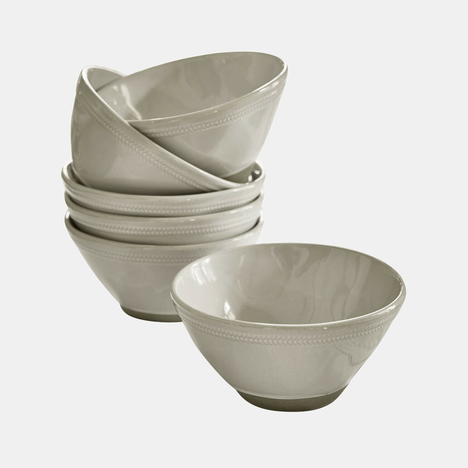 Set de 6 cuencos Norrvik Conjunto de seis cuencos de cerámica color crema con diseño sutil en el borde, ideales para servir sopas
