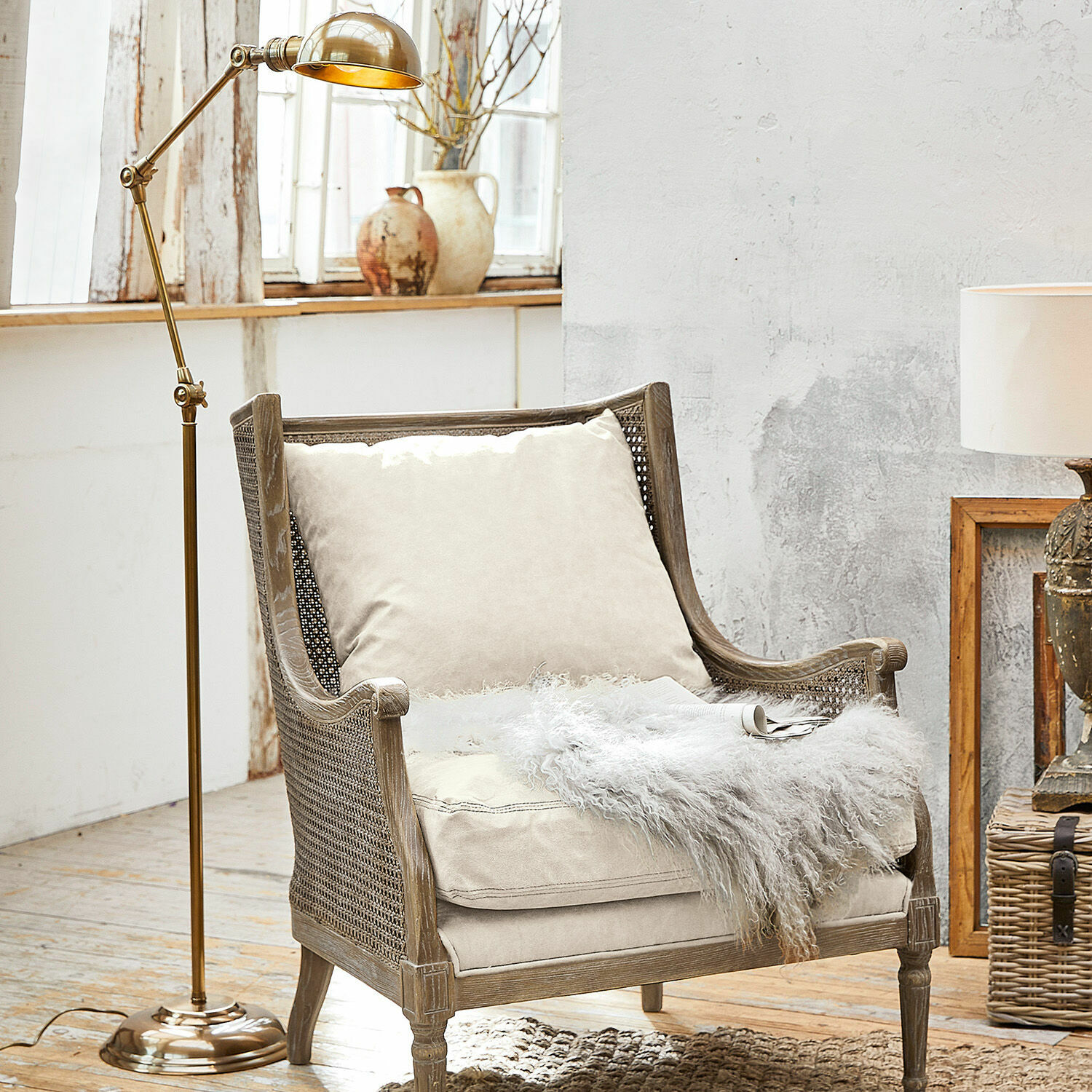 Lámpara de pie Tulsa Sillón beige de madera con cojín suave en estilo vintage para sala de estar