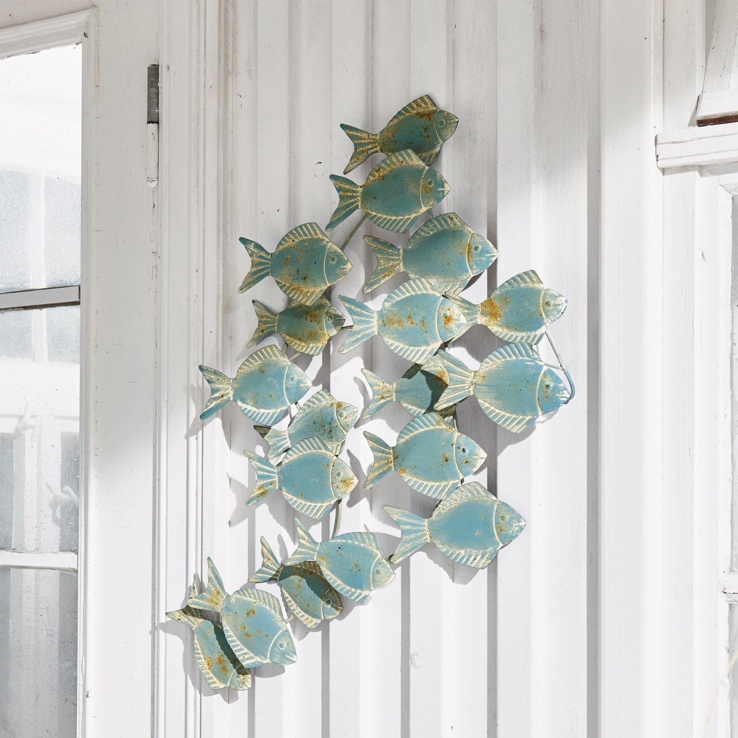 Adorno de pared Pesce Decoración de pared metálica con peces azules envejecidos formando banco, estilo náutico