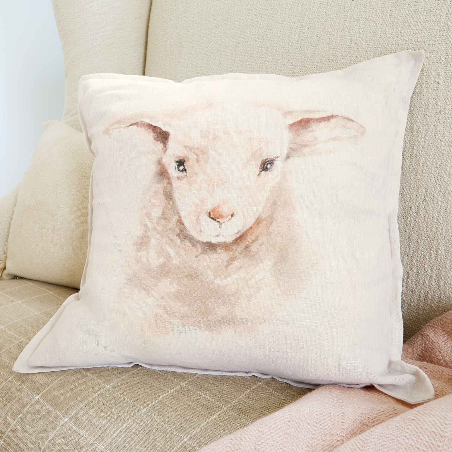 Cojín decorativo de lino beige con estampado de cordero para ambiente acogedor