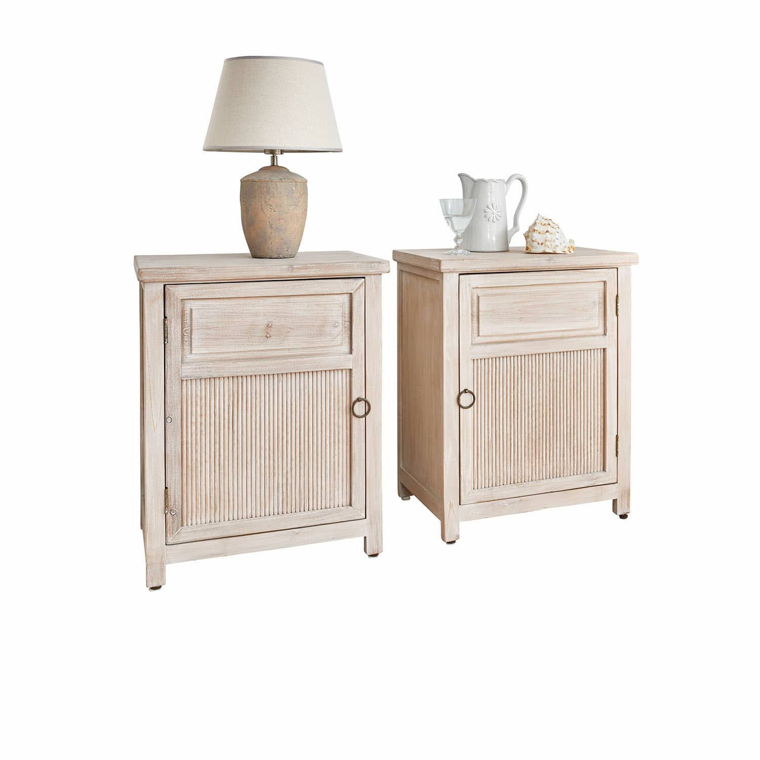 Set de 2 mesillas de noche Brolive Dos mesitas de noche de madera clara con frentes decorativos, lámpara y jarra encima