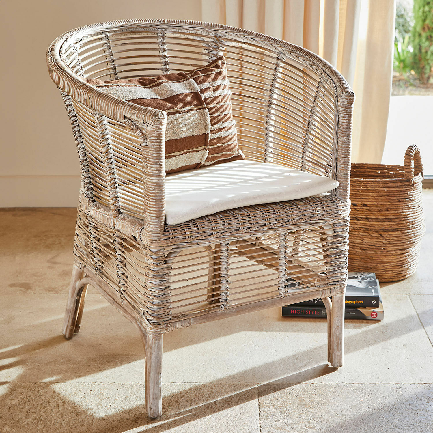 Silla Saulnes Sillón de ratán en color natural con cojín blanco y cojín decorativo marrón, mueble para sala