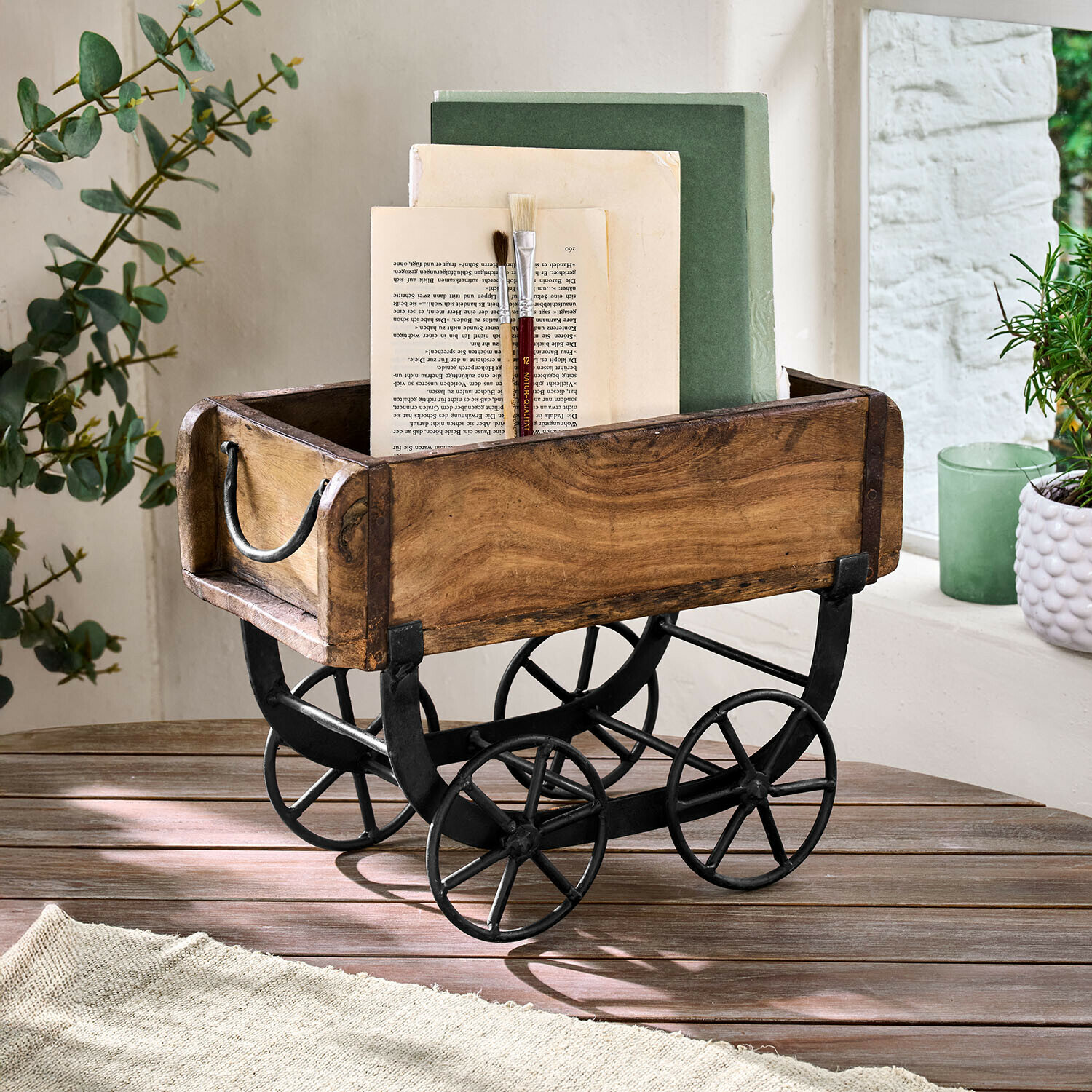 Organizador Arémont Caja de madera con ruedas y estructura metálica negra, color natural, almacenamiento decorativo para libros y pinceles