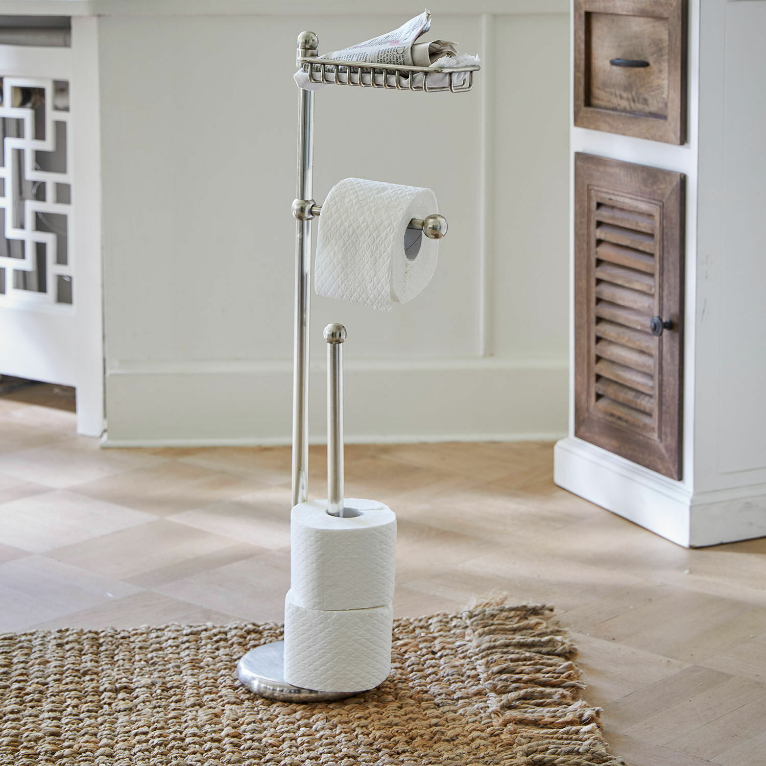 Portarrollos de papel higiénico Omerville Soporte de papel higiénico de acero inoxidable con estante para periódicos y espacio para rollos de repuesto