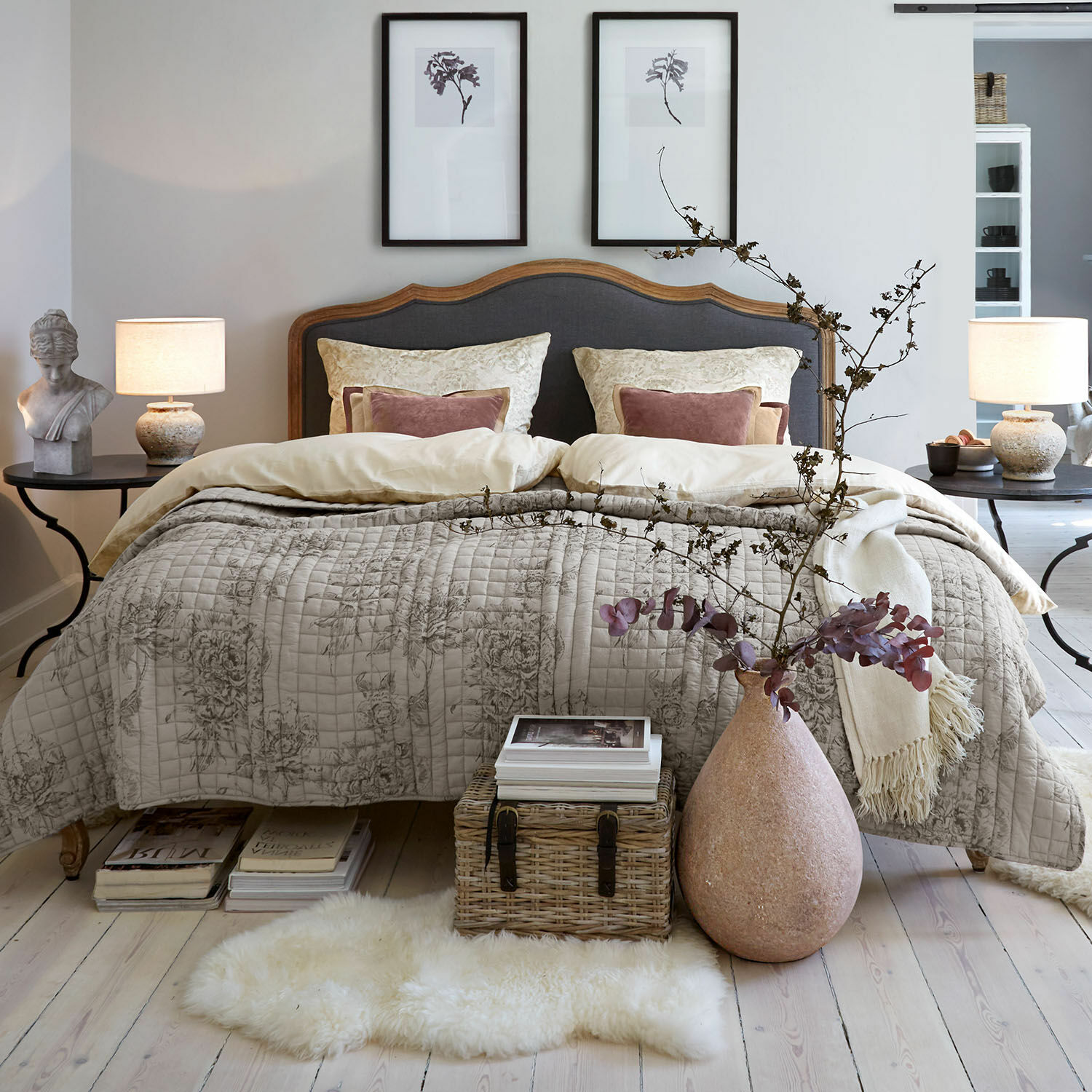 Cama Serravalle Dormitorio acogedor con cama de cabecero de madera y colcha beige con diseño floral