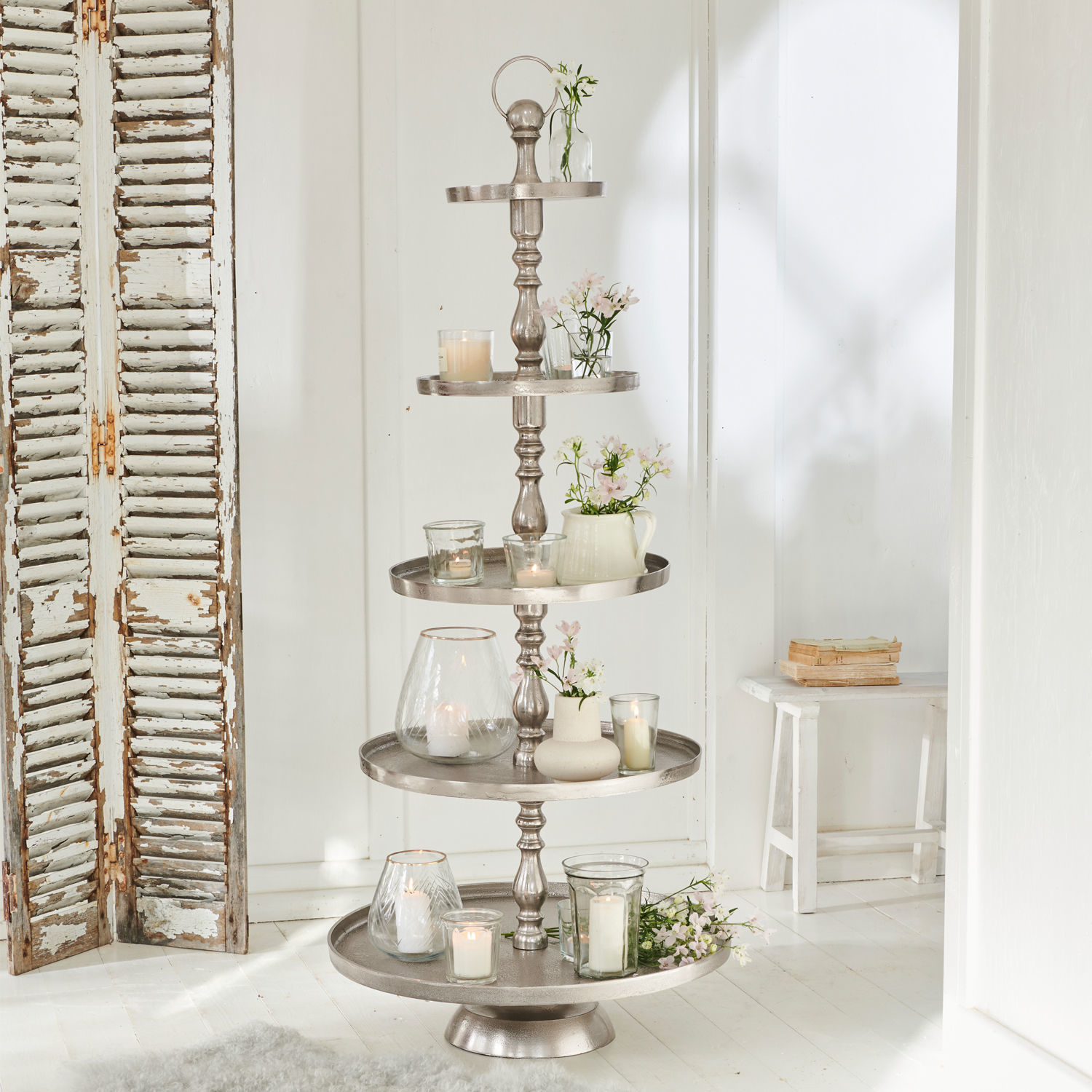 Estantería Magonie Soporte decorativo de metal plateado de cinco niveles con velas y flores blancas