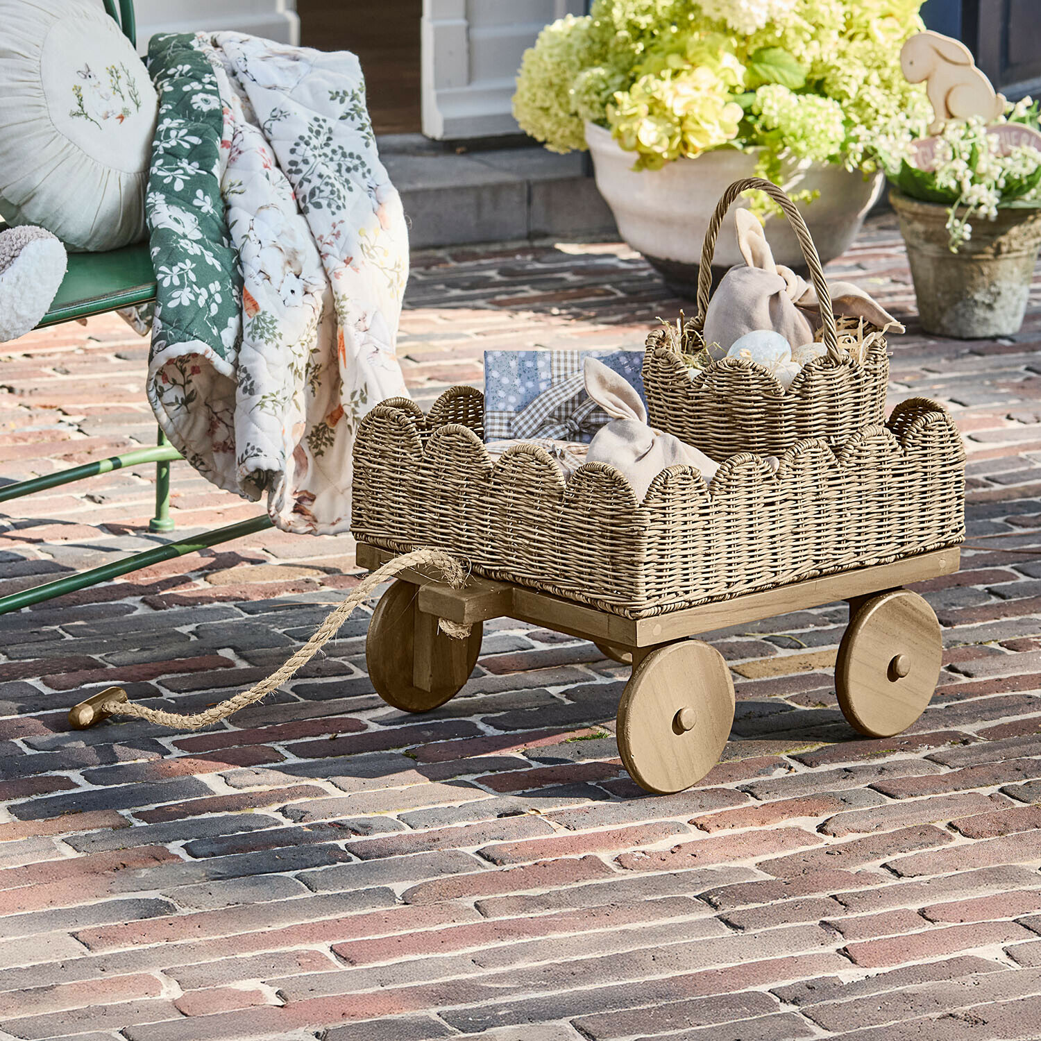 Carrito de mano Whimsywood Carrito de madera con cesta de mimbre natural en patio con decoraciones de Pascua