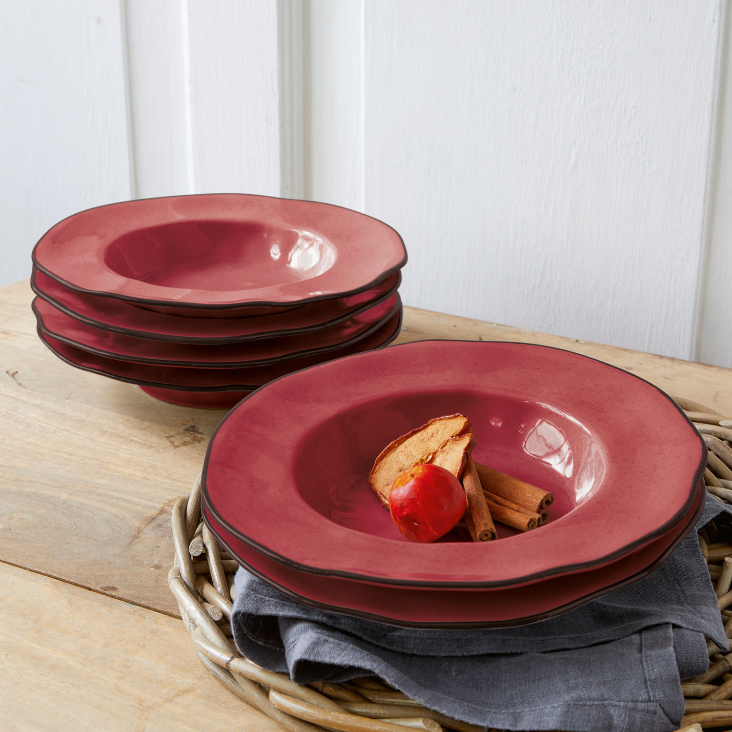 Set de 6 platos hondos Biarré Juego de platos hondos de cerámica roja sobre mesa de madera con decoración de especias