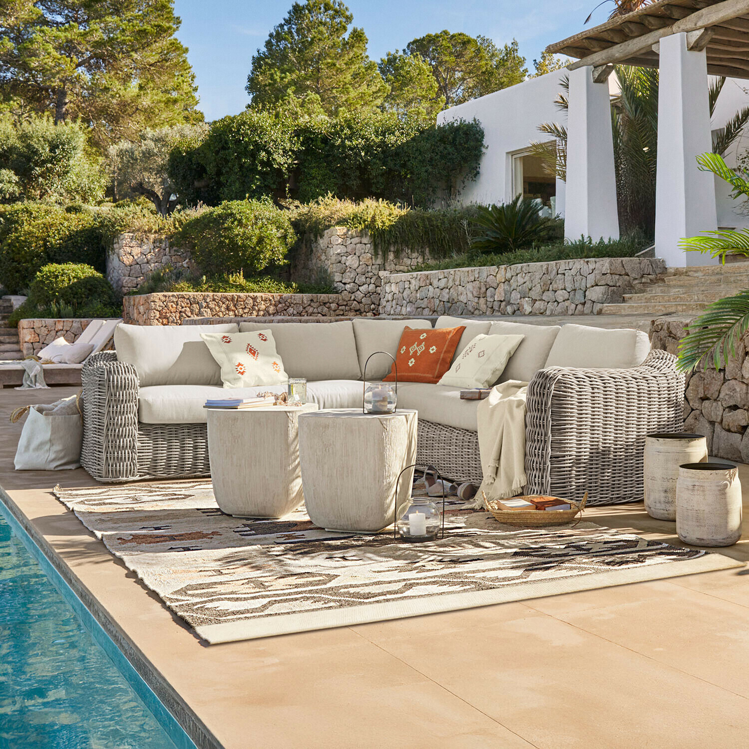Grupo de asientos Eravinto Conjunto de muebles de jardín con sofá de ratán beige y cojines decorativos junto a la piscina