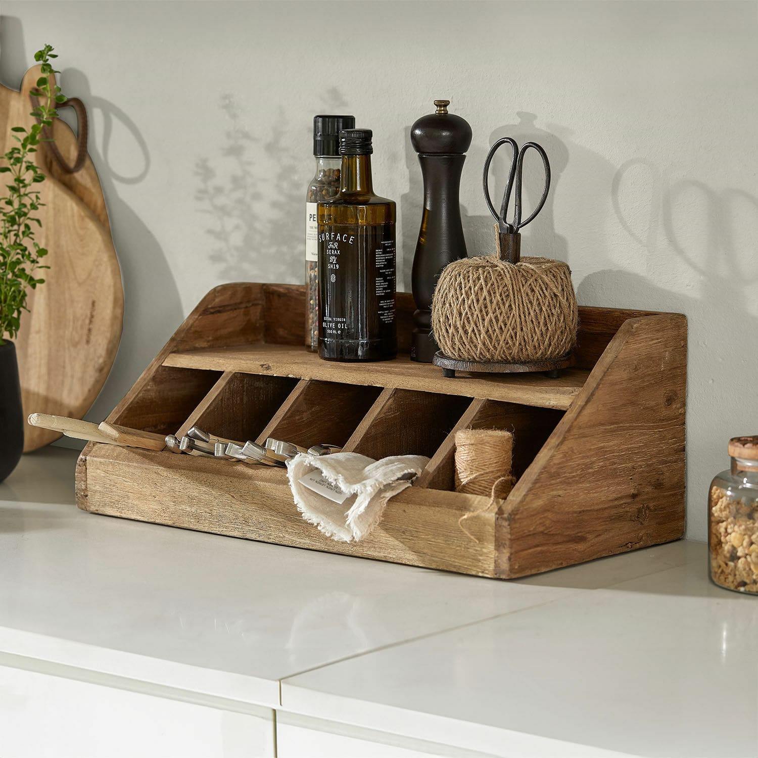 Cubertero Ursélie Organizador de cocina de madera con compartimentos y especias sobre encimera blanca, color madera natural
