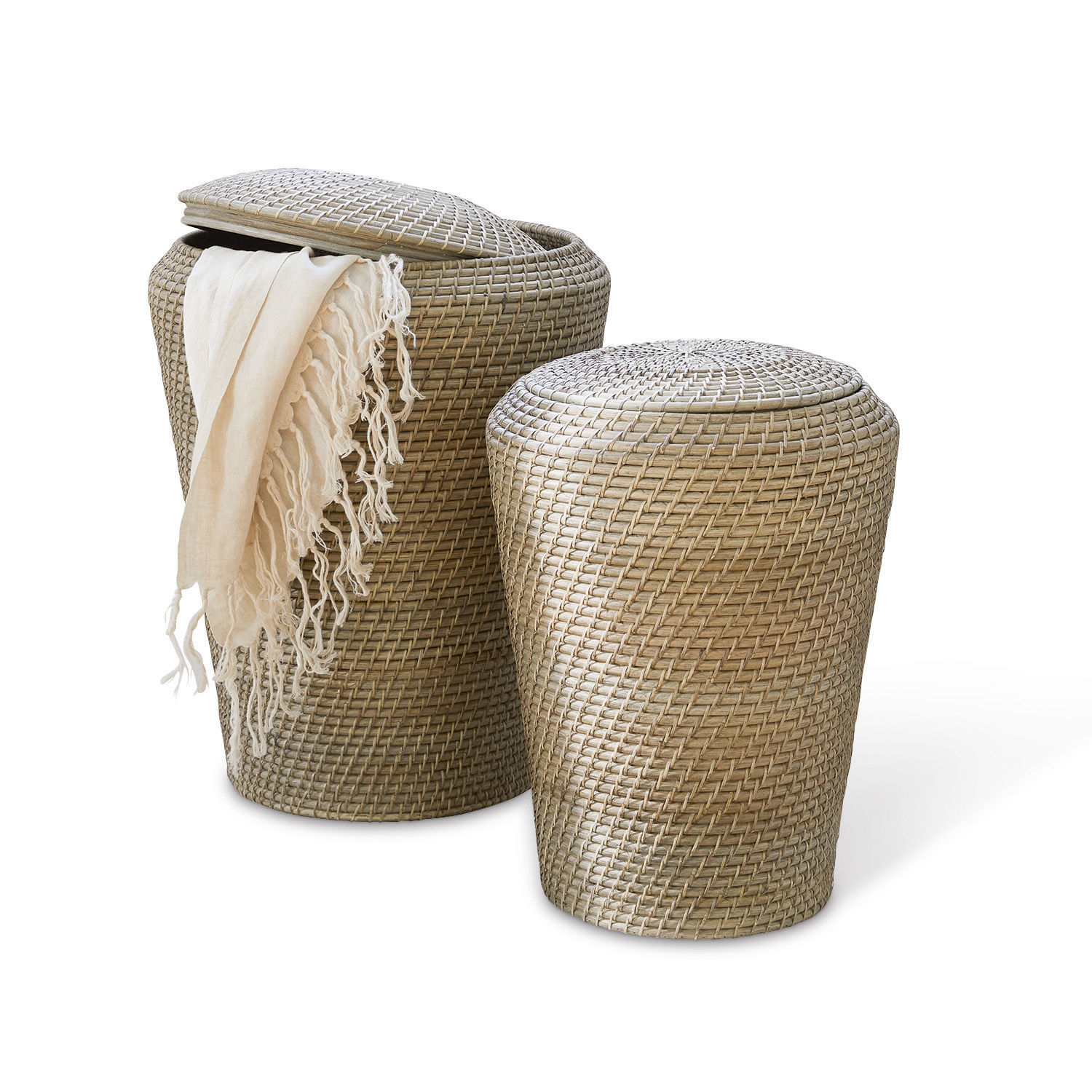 Set de 2 cestos para la ropa Nora Conjunto de dos cestas de ratán beige con tapas, ideal para almacenamiento y decoración del hogar
