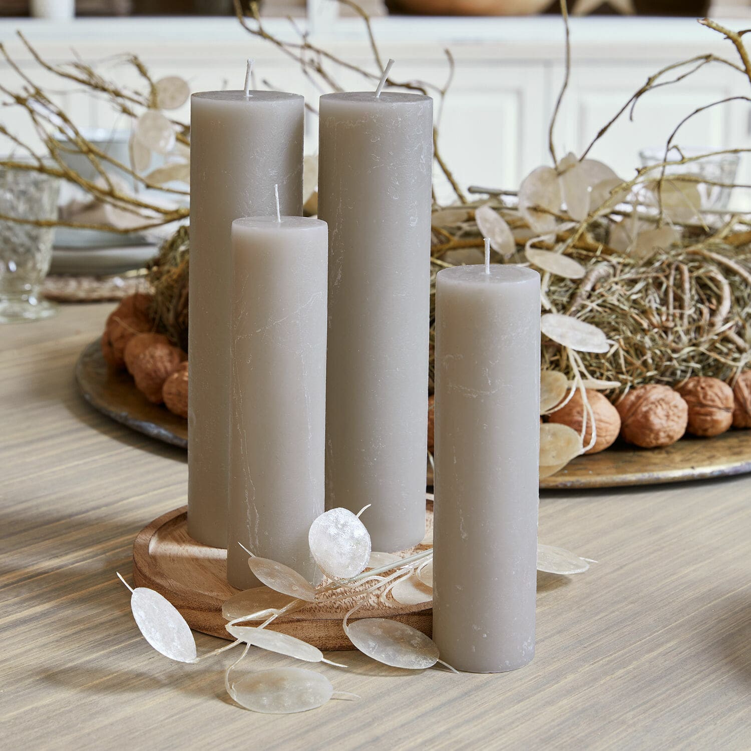 Set de 4 velas Avinal Conjunto de cuatro velas grises de cera sobre base de madera, decoración natural para mesa