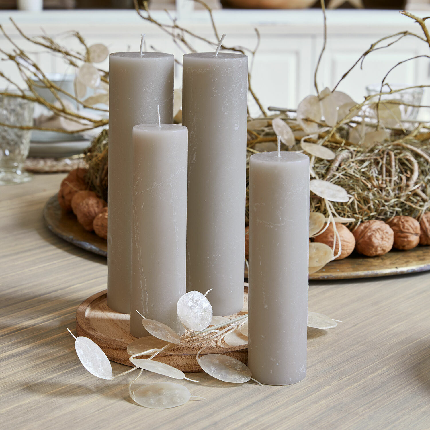Set de 4 velas Avinal Conjunto de cuatro velas grises de cera sobre base de madera, decoración natural para mesa