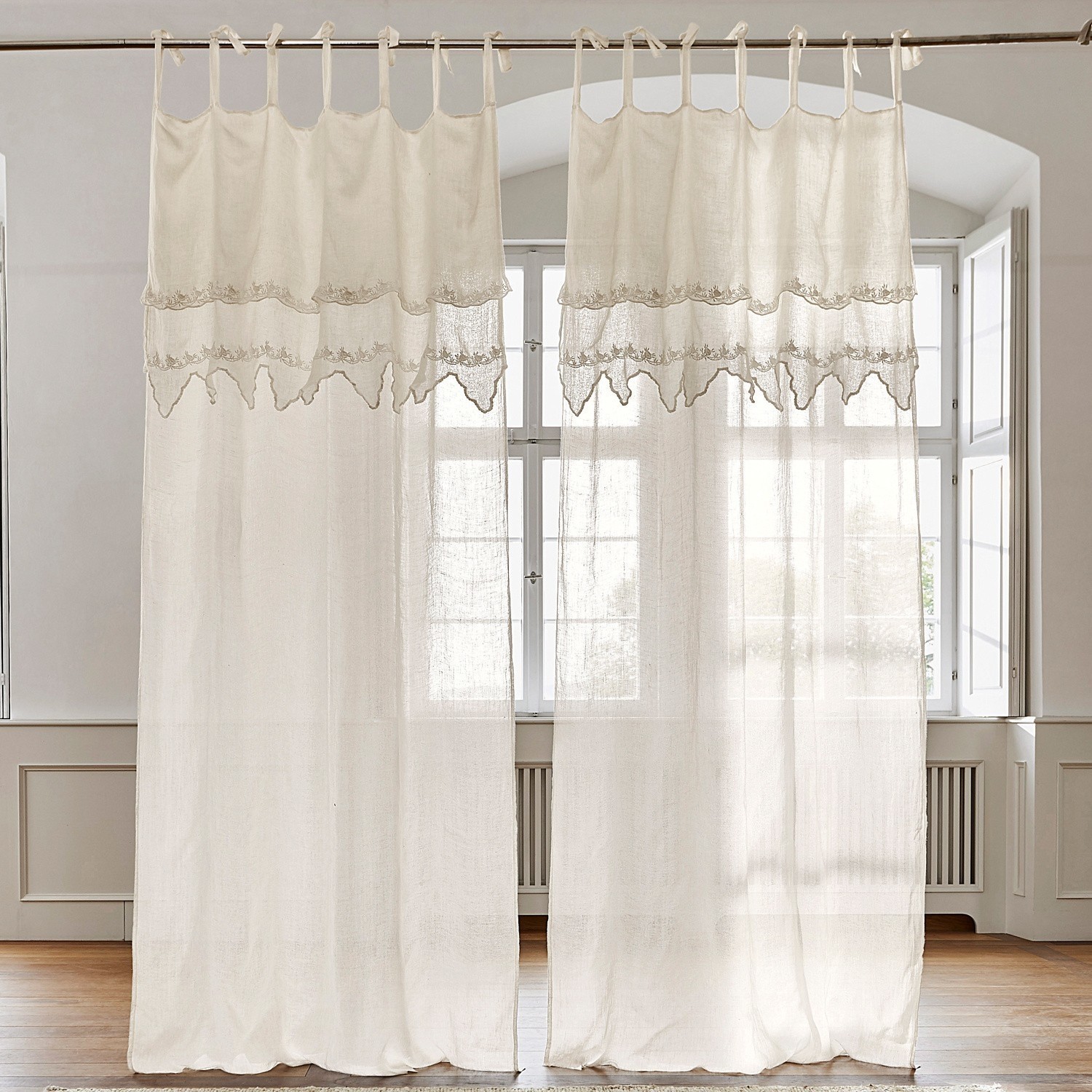 Cortina Melania Cortina beige de tela ligera con bordado, decoración elegante para ventana de salón