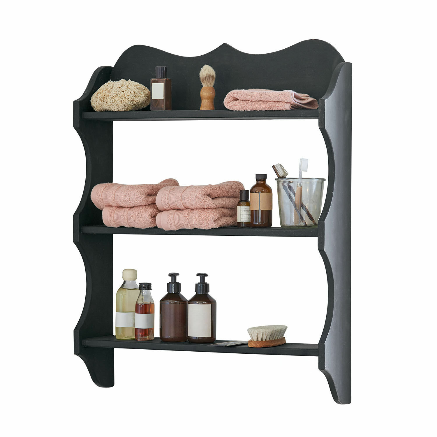 Estantería de madera negra con toallas rosas y productos de cuidado corporal para baño
