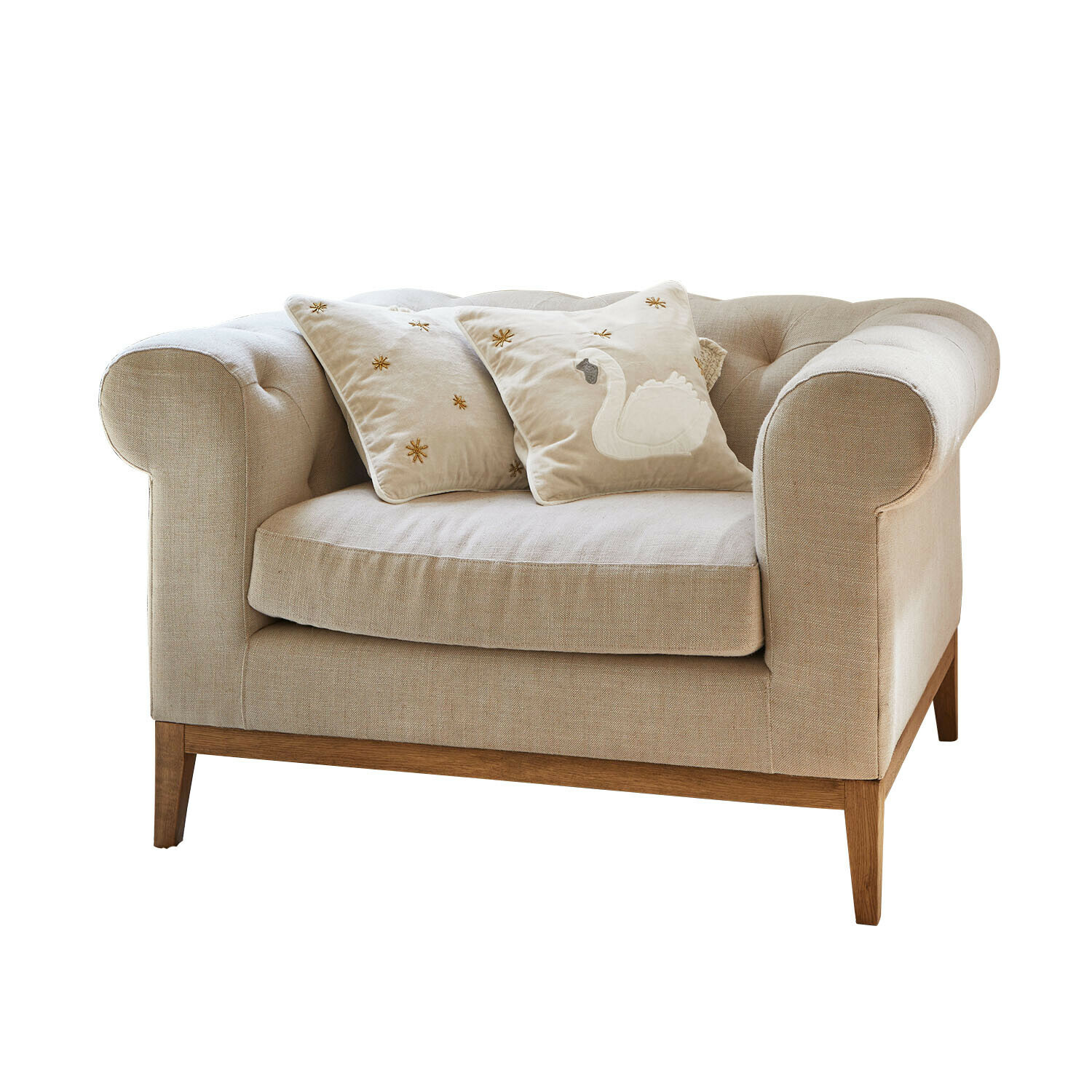 Sillón Fairbourne Sofá beige de tela con base de madera y dos cojines decorativos bordados con cisne