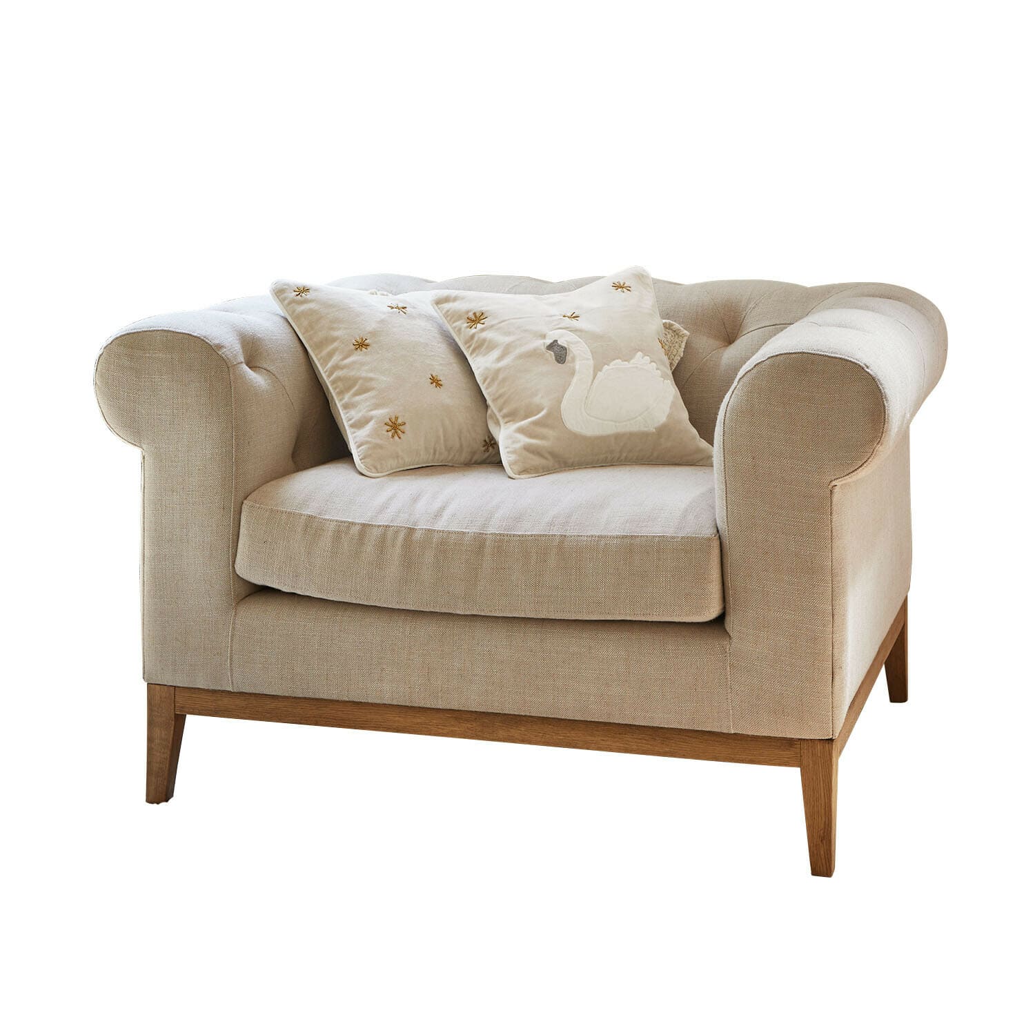 Sillón Fairbourne Sofá beige de tela con base de madera y dos cojines decorativos bordados con cisne