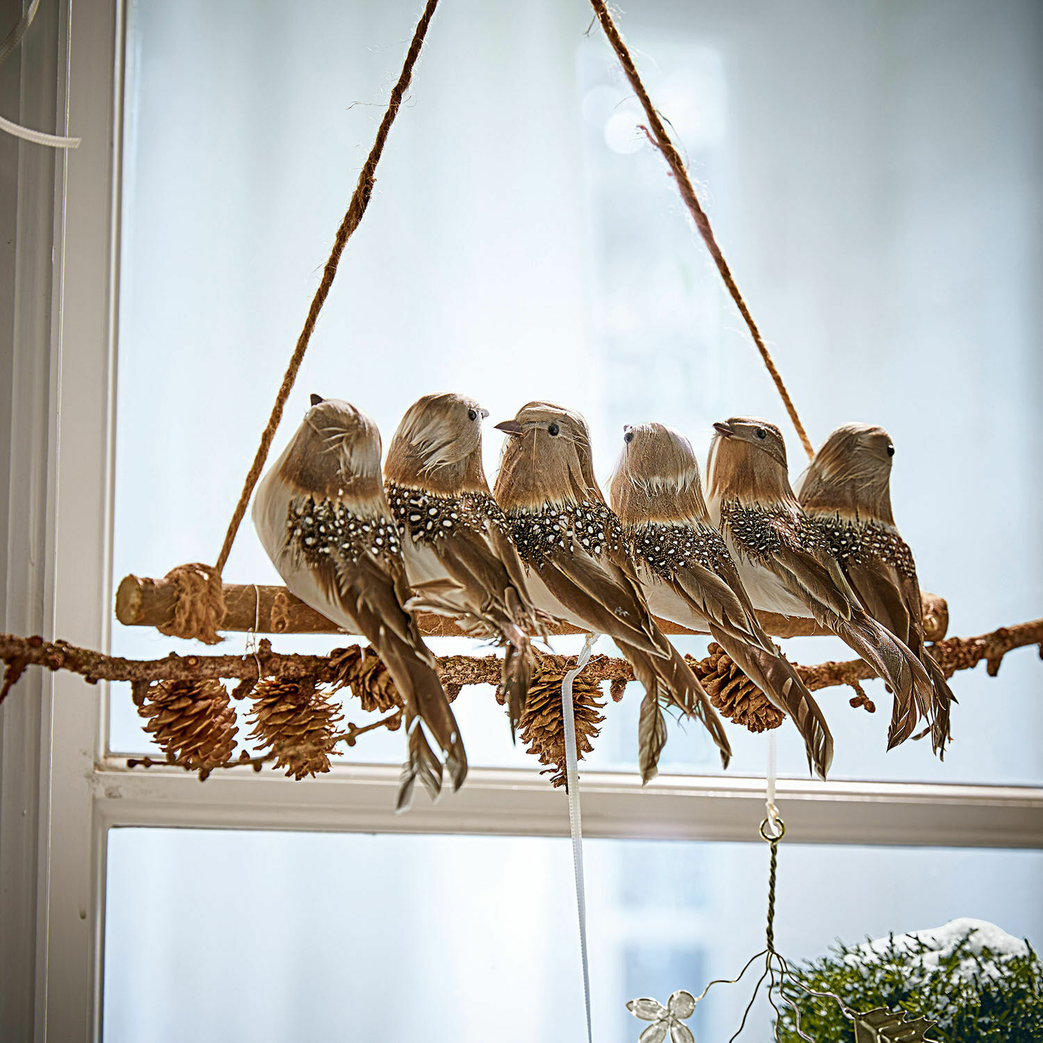 Rama con pájaros Orely Decoración colgante con seis pájaros marrones de plumas sobre rama con piñas, adorno para ventana